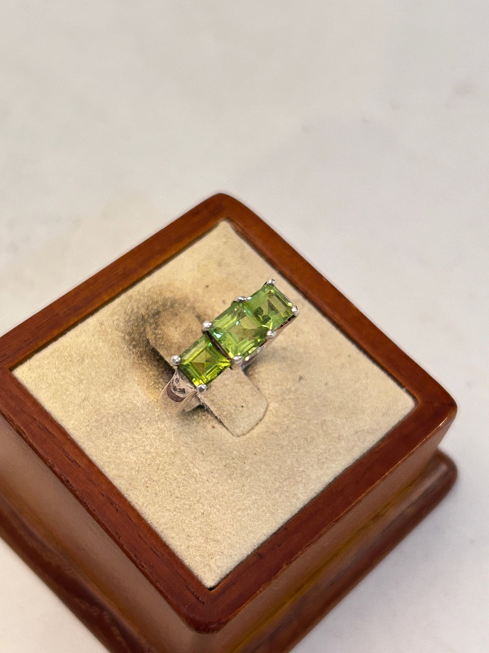 Vintage Sterling Silver Green Tourmaline Ring Sz 8: Vintage Sterling Silver Green Tourmaline Ring Sz 8 Please view all photos as they are part of the description and condition of this Item, Feel free to contact me with questions or picture requests! Us