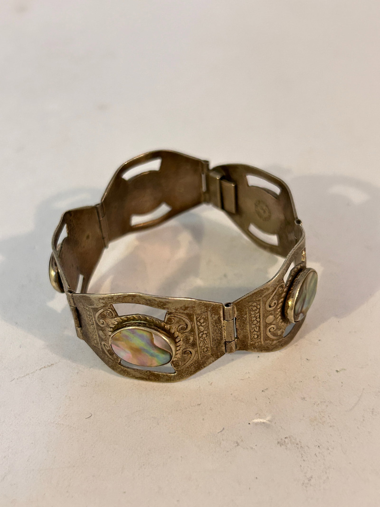 Vintage Silver Mexico Alpaca Bracelet 7" 29 grams: Vintage Silver Mexico Alpaca Bracelet 7" 29 grams Please view all photos as they are part of the description and condition of this Item, Feel free to contact me with questions or picture requests! Use