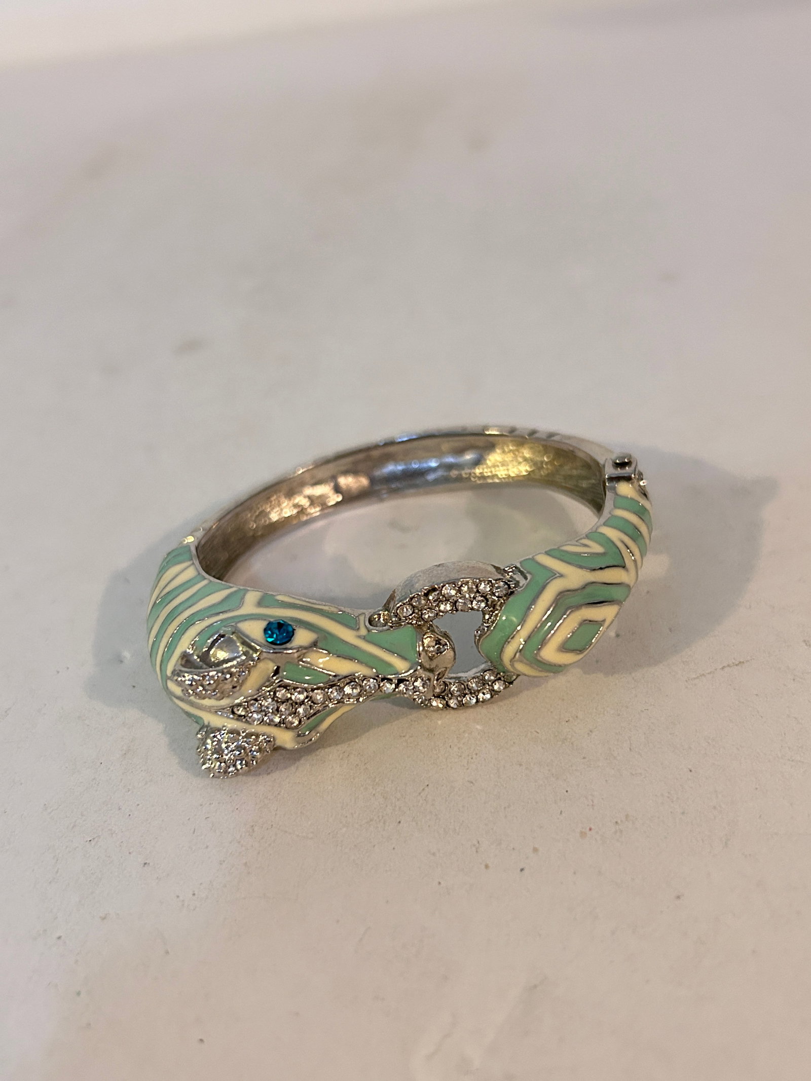 Vintage Green Enamel Giraffe hinged Bracelet 7": Vintage Green Enamel Giraffe hinged Bracelet 7" Please view all photos as they are part of the description and condition of this Item, Feel free to contact me with questions or picture requests! Used