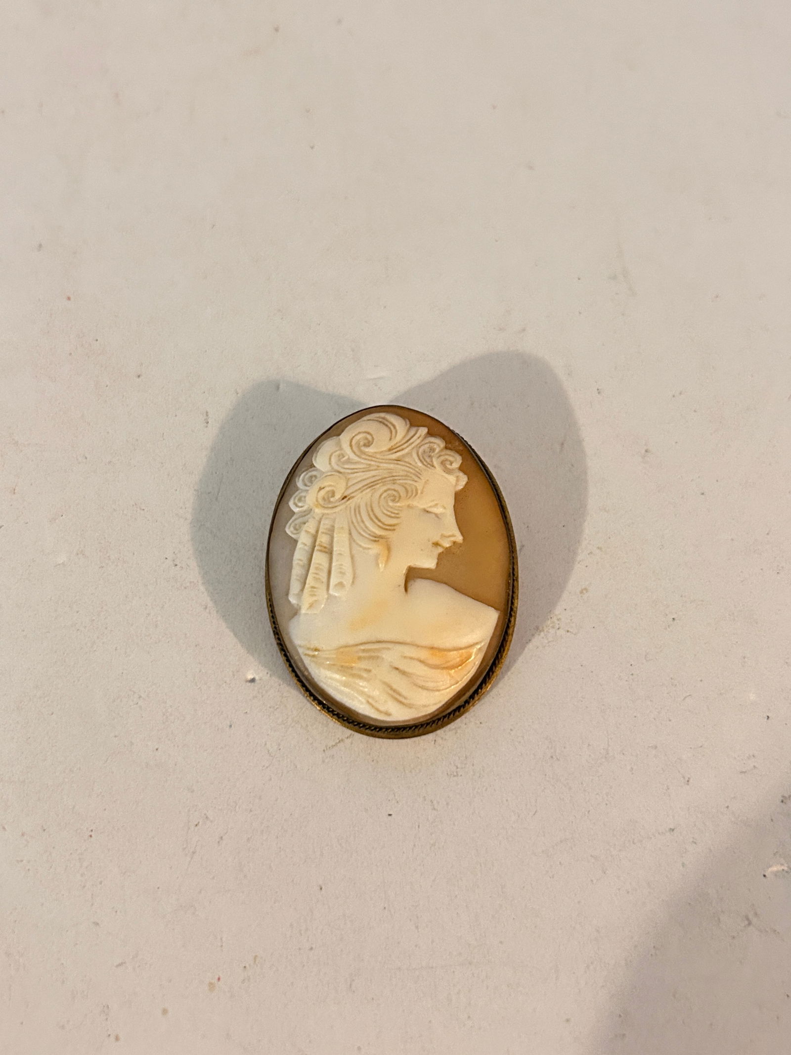 Vintage Gold Tone Cameo old Brooch: Vintage Gold Tone Cameo old Brooch Please view all photos as they are part of the description and condition of this Item, Feel free to contact me with questions or picture requests! Used Item AS IS