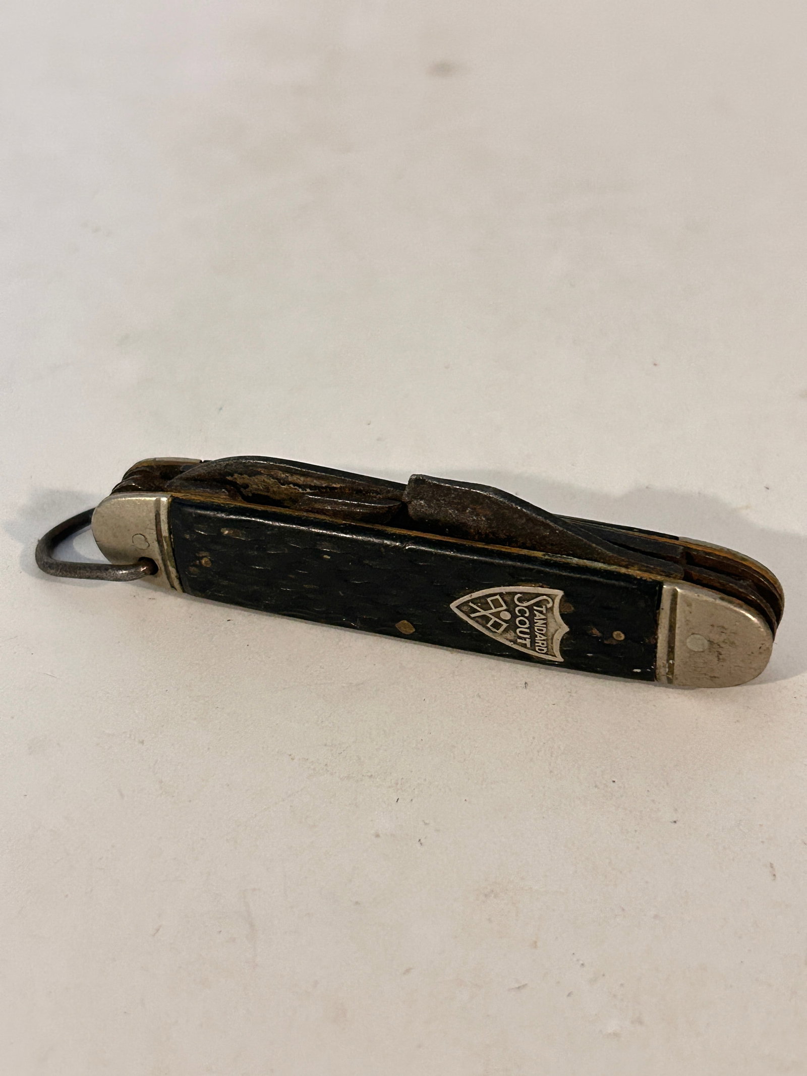 Vintage 1940s Camillus Standard Scout Knife has wear: Vintage 1940s Camillus Standard Scout Knife has wear Please view all photos as they are part of the description and condition of this Item, Feel free to contact me with questions or picture requests!