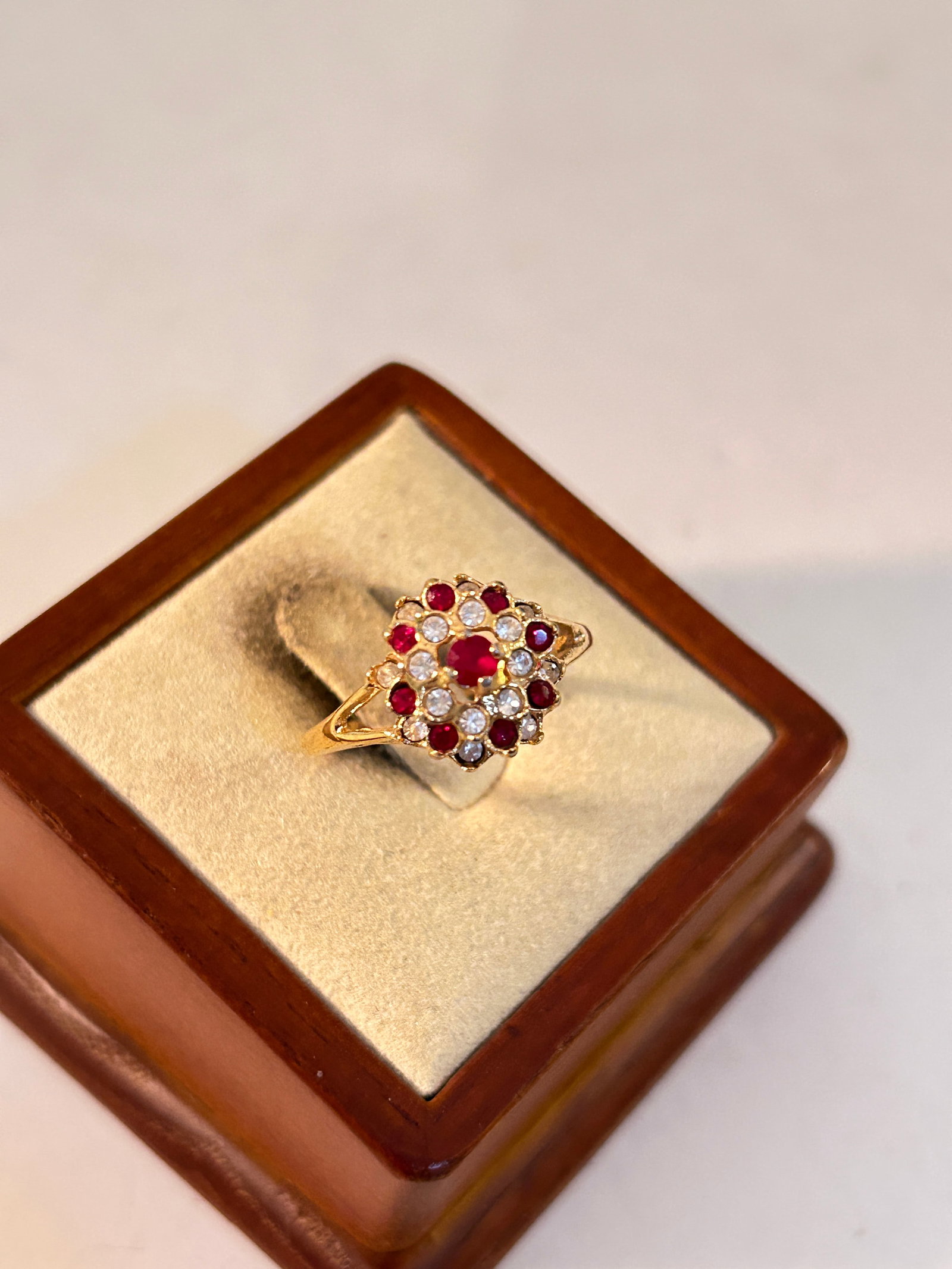 Old Costume Ring Sz 9: Old Costume Ring Sz 9 Please view all photos as they are part of the description and condition of this Item, Feel free to contact me with questions or picture requests! Used Item AS IS