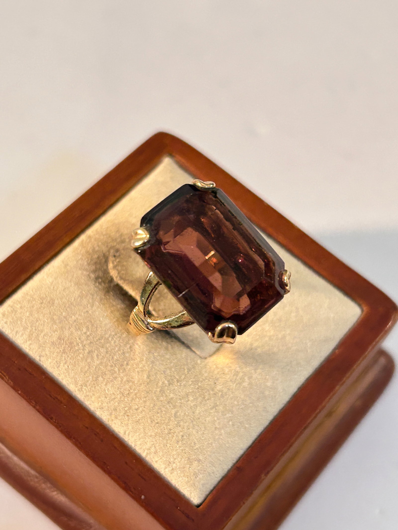 Old Costume Ring Sz 6: Old Costume Ring Sz 6 Please view all photos as they are part of the description and condition of this Item, Feel free to contact me with questions or picture requests! Used Item AS IS