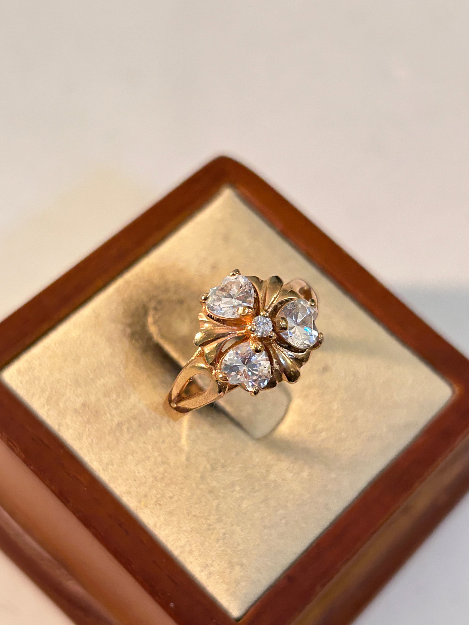 Old Costume Ring Sz 9: Old Costume Ring Sz 9 Please view all photos as they are part of the description and condition of this Item, Feel free to contact me with questions or picture requests! Used Item AS IS