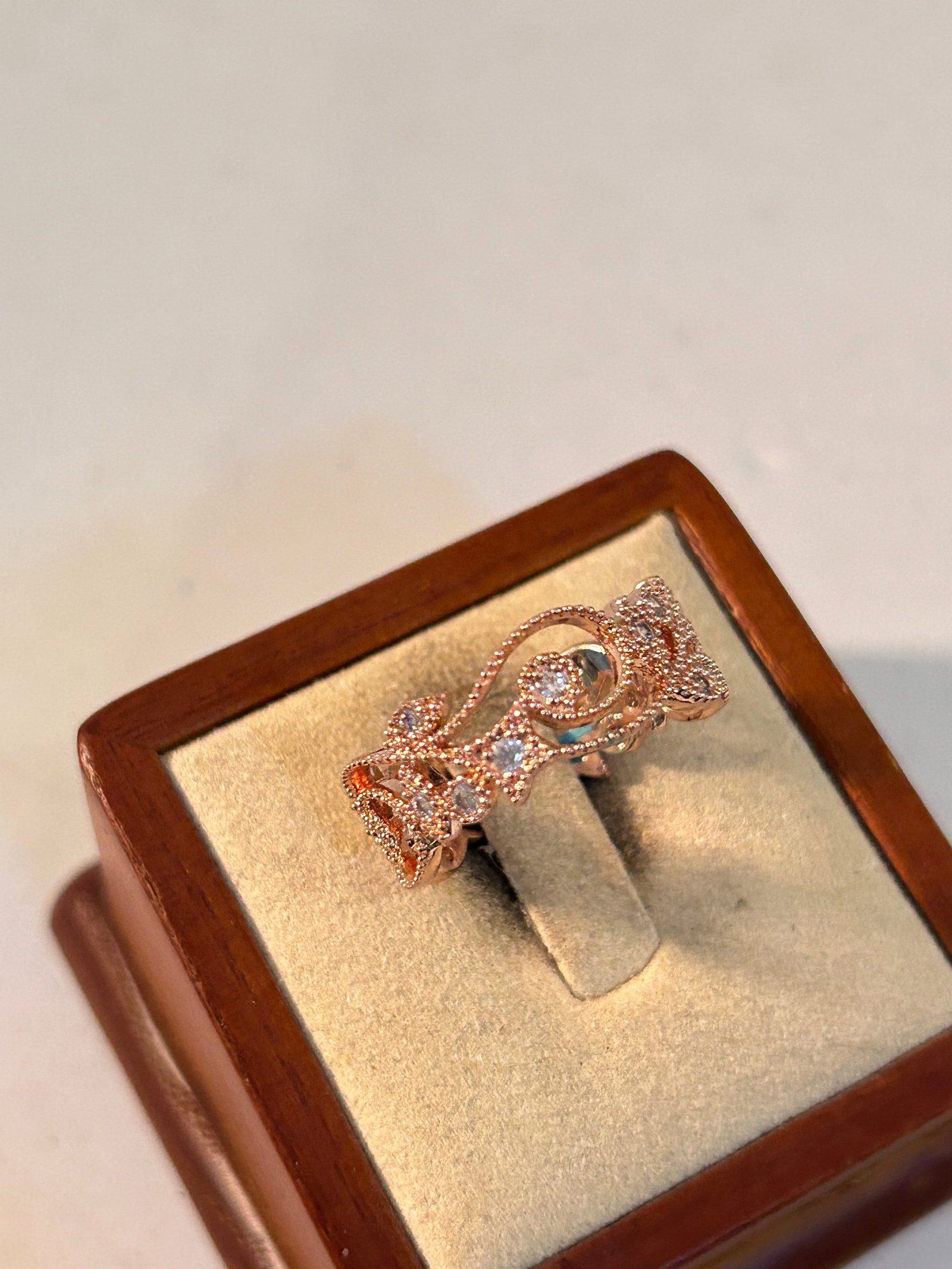 Old Costume Ring Sz 10: Old Costume Ring Sz 10 Please view all photos as they are part of the description and condition of this Item, Feel free to contact me with questions or picture requests! Used Item AS IS