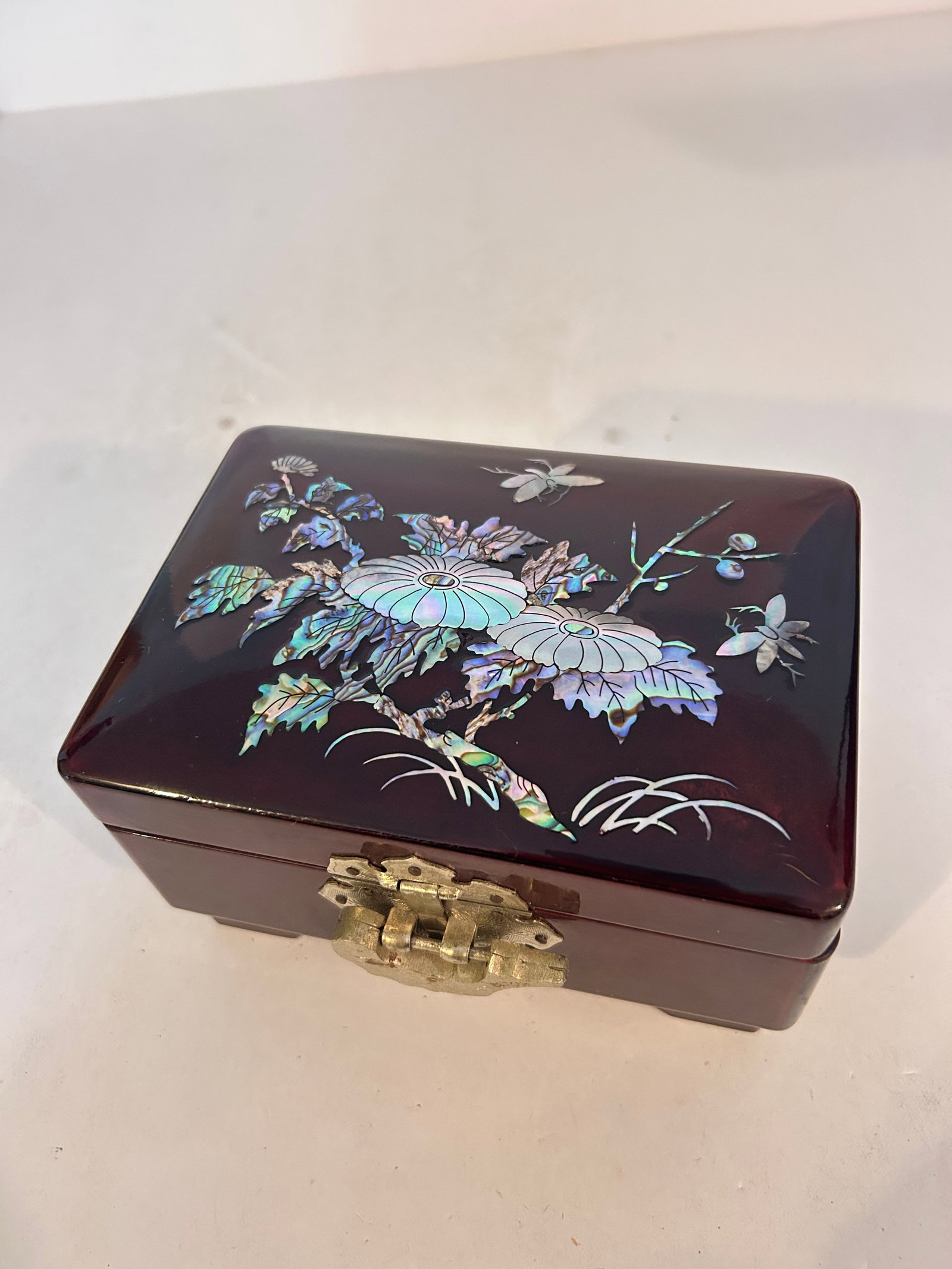 Vintage Mother Of Pearl Inlaid Floral Musicle jewelry box 6 1/2" x 4 1/2": Vintage Mother Of Pearl Inlaid Floral Musicle jewelry box 6 1/2" x 4 1/2" Please view all photos as they are part of the description and condition of this Item, Feel free to contact me with questions