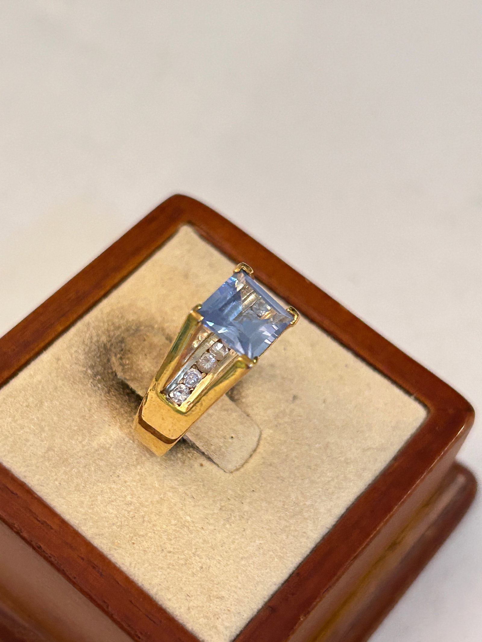 Vintage Sterling Silver Vermeal Tested Sapphire Blue Ring Sz 6: Vintage Sterling Silver Vermeal Tested Sapphire Blue Ring Sz 6 Please view all photos as they are part of the description and condition of this Item, Feel free to contact me with questions or picture