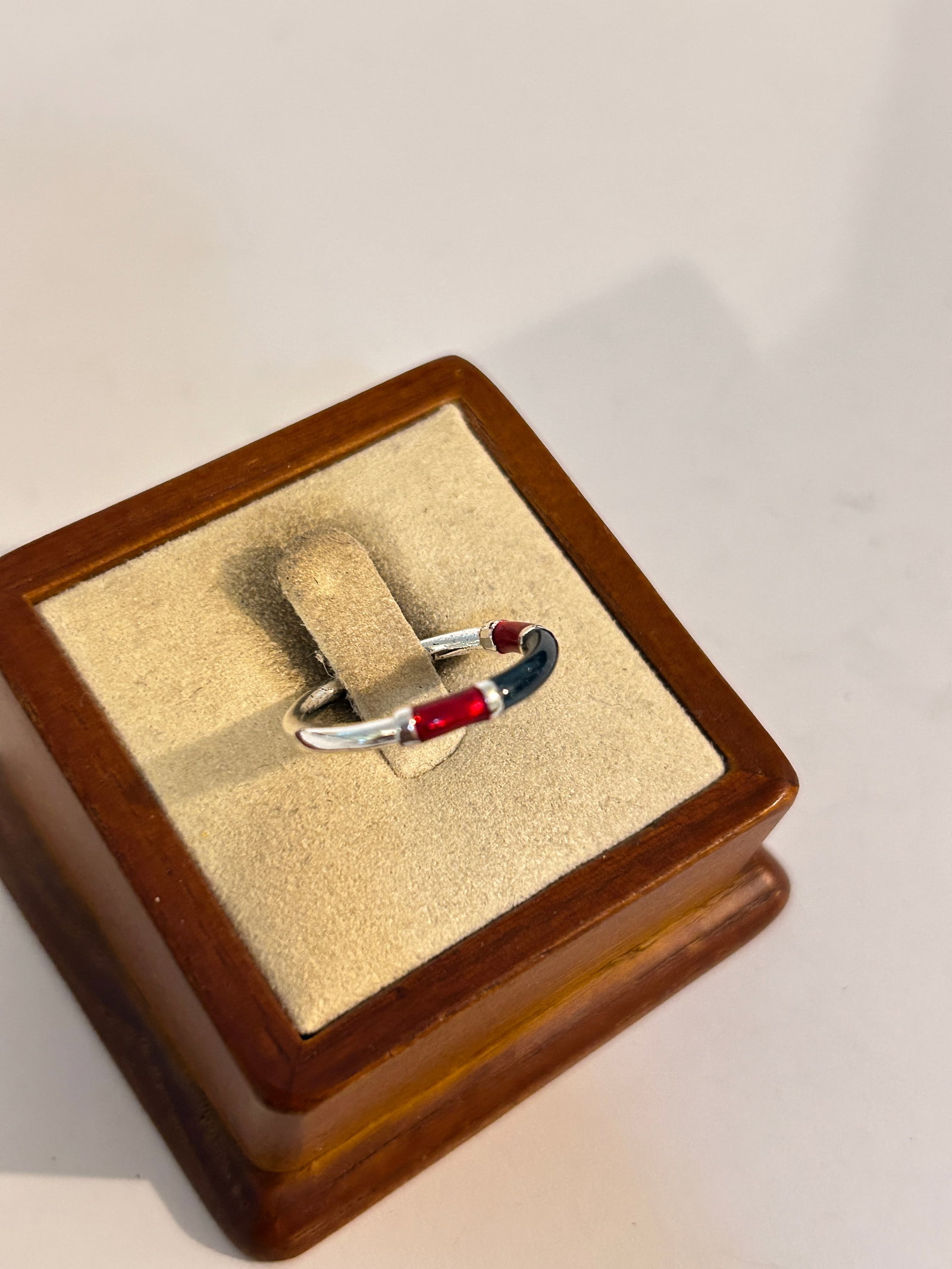 Vintage Sterling Silver Ring sz 7: Vintage Sterling Silver Ring sz 7 Please view all photos as they are part of the description and condition of this Item, Feel free to contact me with questions or picture requests! Used Item AS IS