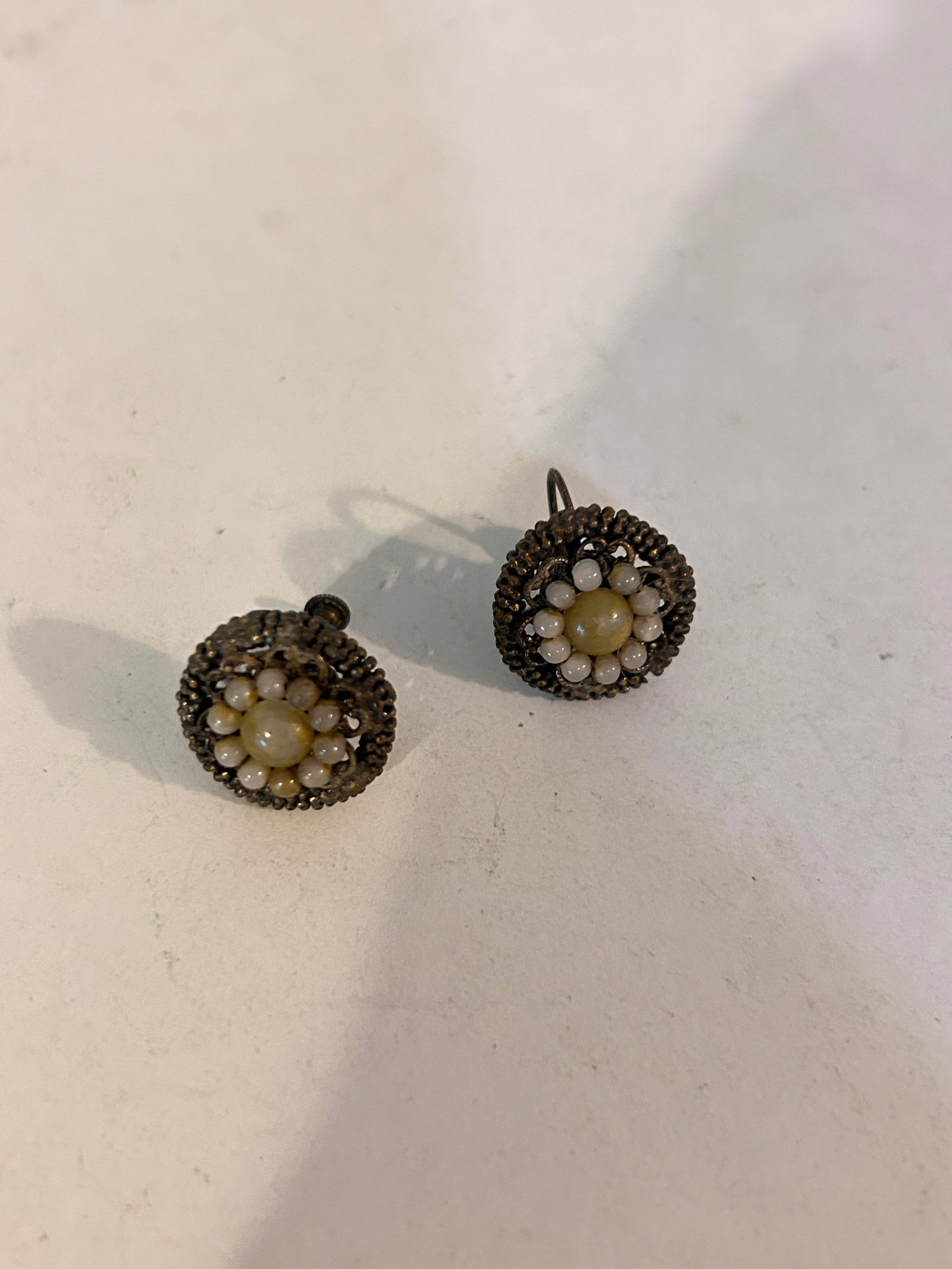 Vintage Old Filigree Earrings: Vintage Old Filigree Earrings Please view all photos as they are part of the description and condition of this Item, Feel free to contact me with questions or picture requests! Used Item AS IS