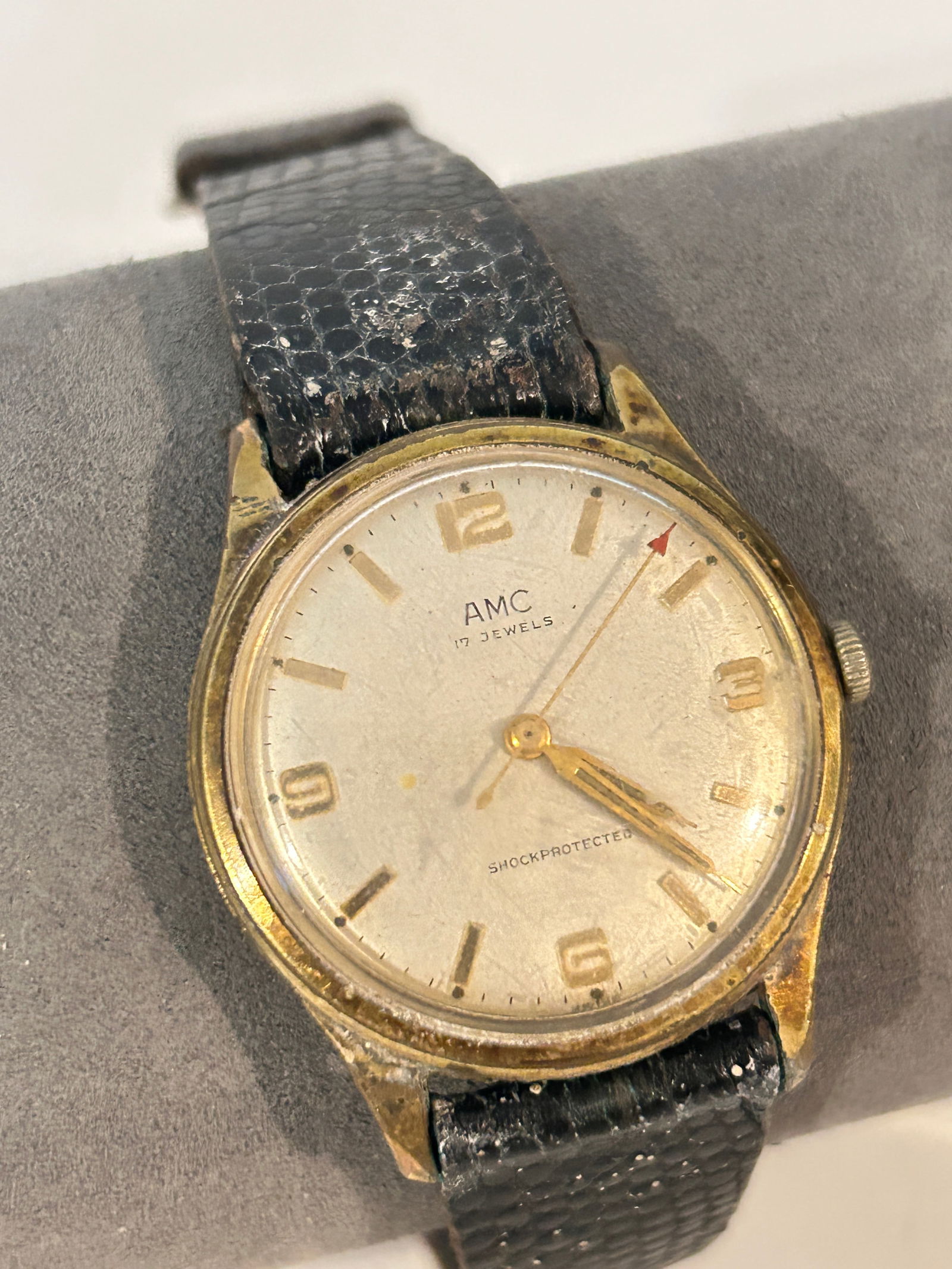 Vintage Mech AMC working 17 Jewels Watch: Vintage Mech AMC working 17 Jewels Watch Please view all photos as they are part of the description and condition of this Item, Feel free to contact me with questions or picture requests! Used Item AS