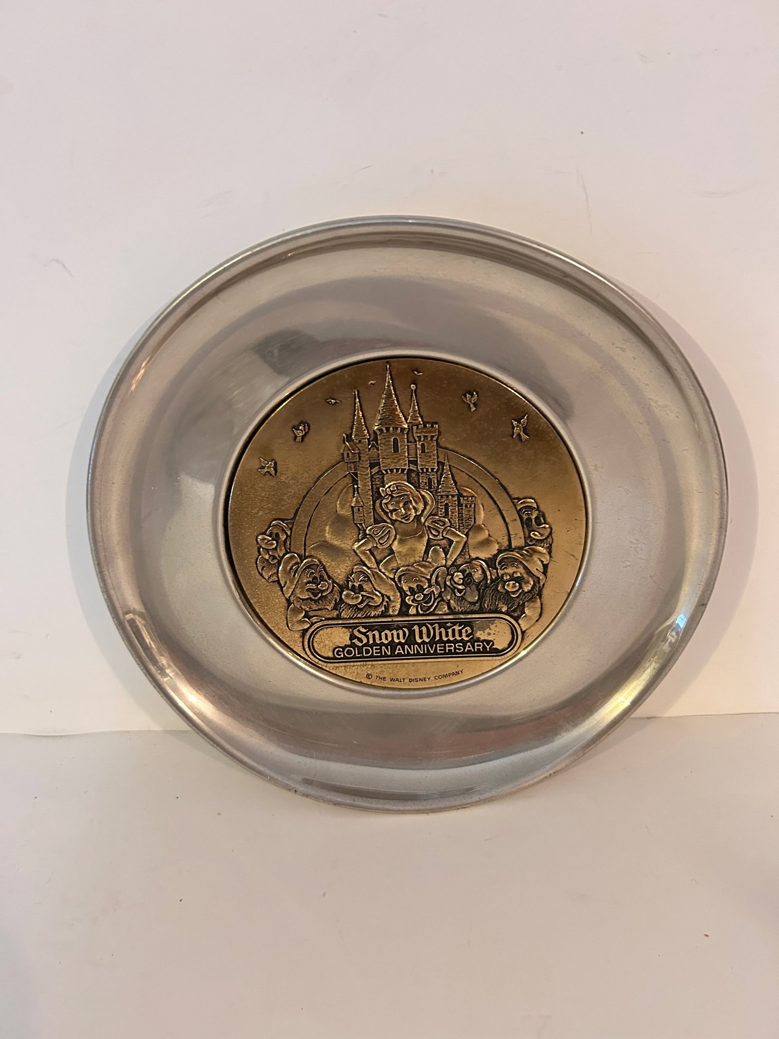 Snow White golden anniversary commemorative plate 1937-1987 Limited edition: Snow White golden anniversary commemorative plate 1937-1987 Limited edition Please view all photos as they are part of the description and condition of this Item, Feel free to contact me with question