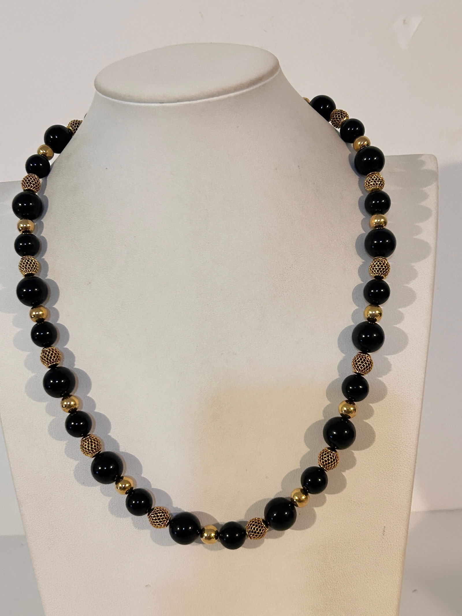 Vintage Trifari gold tone black bead Necklace sz 22": Vintage Trifari gold tone black bead Necklace sz 22" Please view all photos as they are part of the description and condition of this Item, Feel free to contact me with questions or picture requests!
