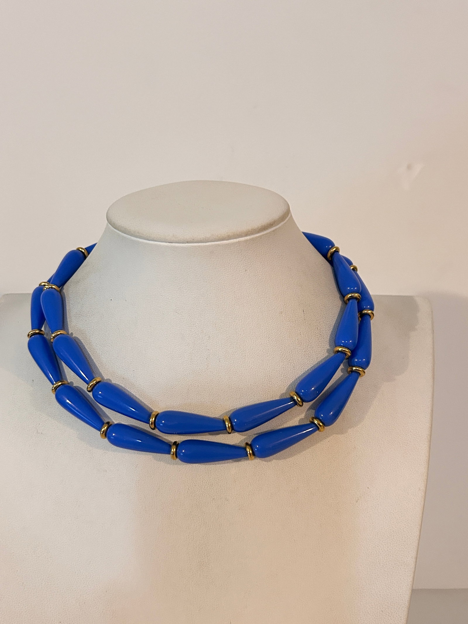 Vintage Blue Glass Bead Necklace 33": Vintage Blue Glass Bead Necklace 33" Please view all photos as they are part of the description and condition of this Item, Feel free to contact me with questions or picture requests! Used Item AS IS