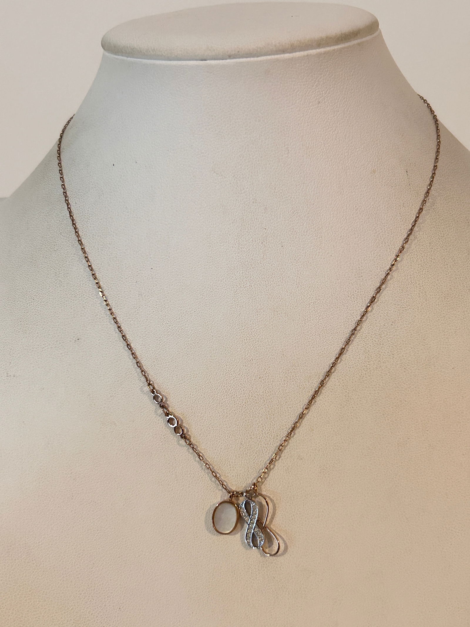 Vintage Swarovski Swan Tag Crystal Necklace 16": Vintage Swarovski Swan Tag Crystal Necklace 16" Please view all photos as they are part of the description and condition of this Item, Feel free to contact me with questions or picture requests! Used