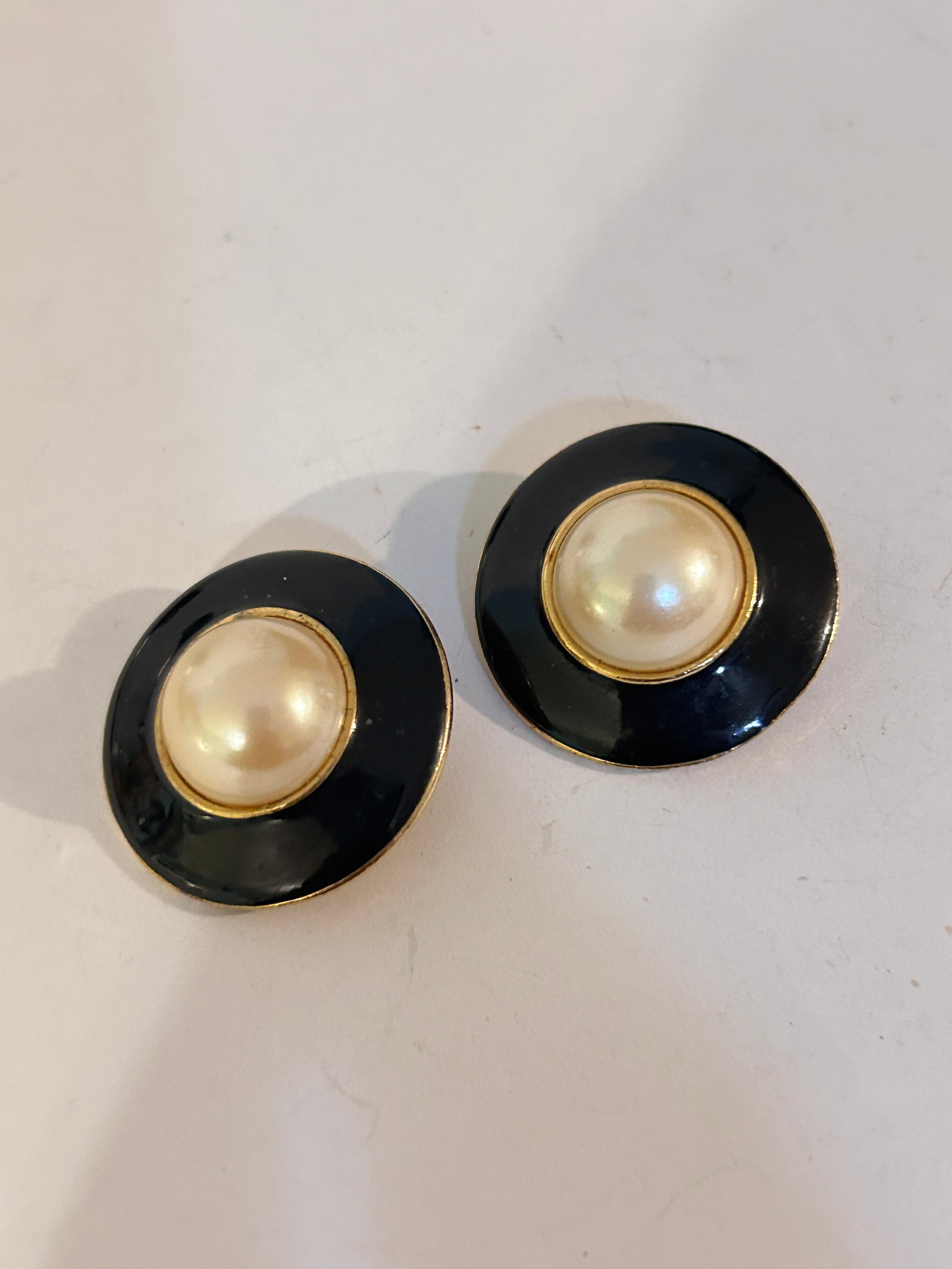 Vintage black enamel Earrings: Vintage black enamel Earrings Please view all photos as they are part of the description and condition of this Item, Feel free to contact me with questions or picture requests! Used Item AS IS