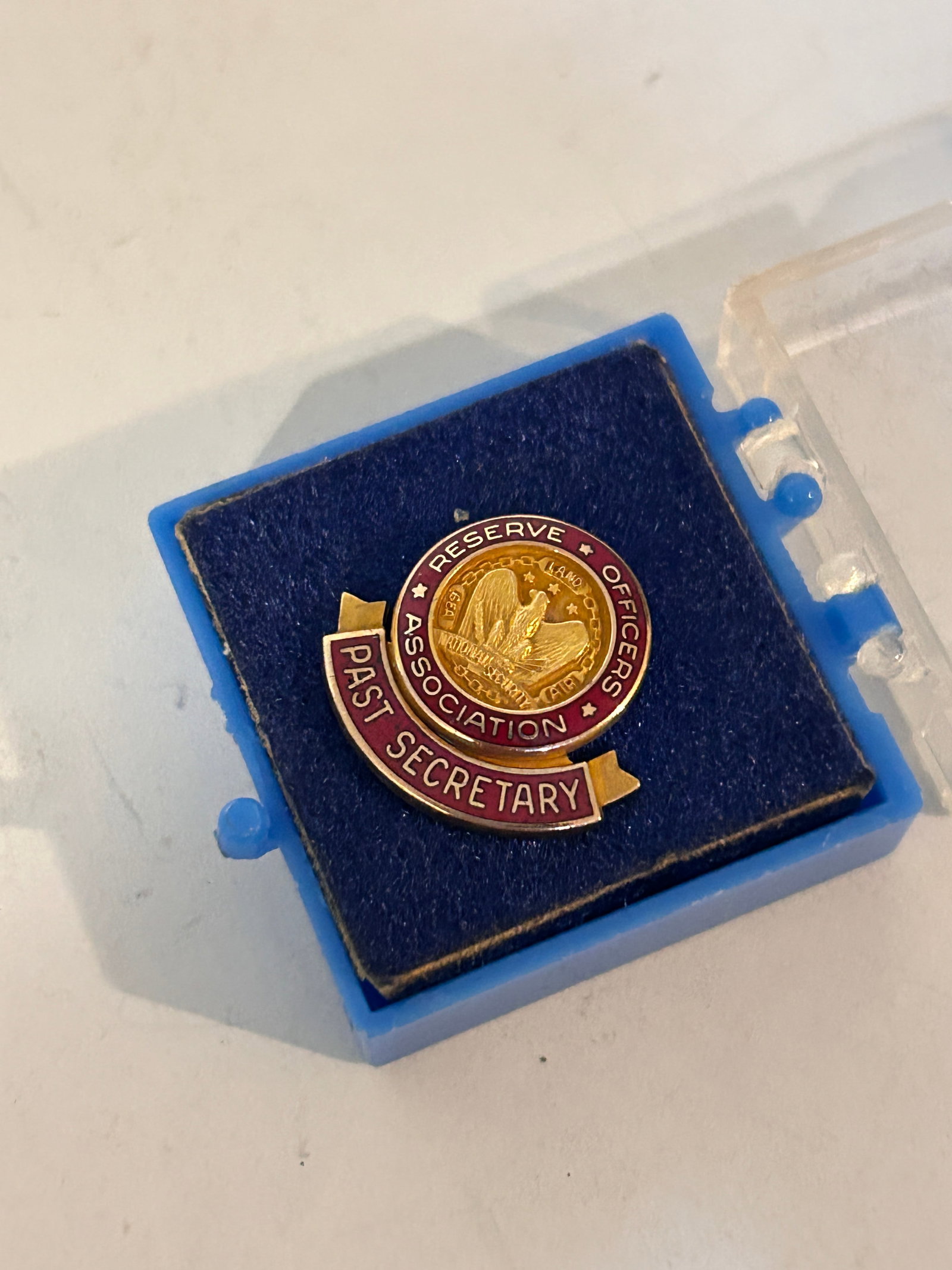 Vintage Military Pin past secretary 10K Gold: Vintage Military Pin past secretary 10K Gold Please view all photos as they are part of the description and condition of this Item, Feel free to contact me with questions or picture requests! Used Ite