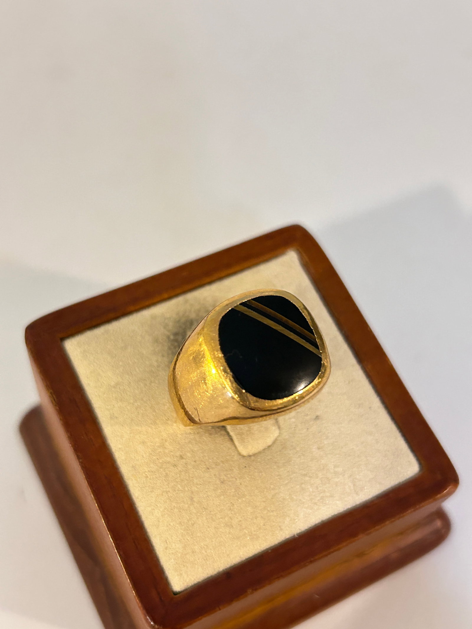 Vintage gold tone onyx Custom Ring sz 8: Vintage gold tone onyx Custom Ring sz 8 Please view all photos as they are part of the description and condition of this Item, Feel free to contact me with questions or picture requests! Used Item AS