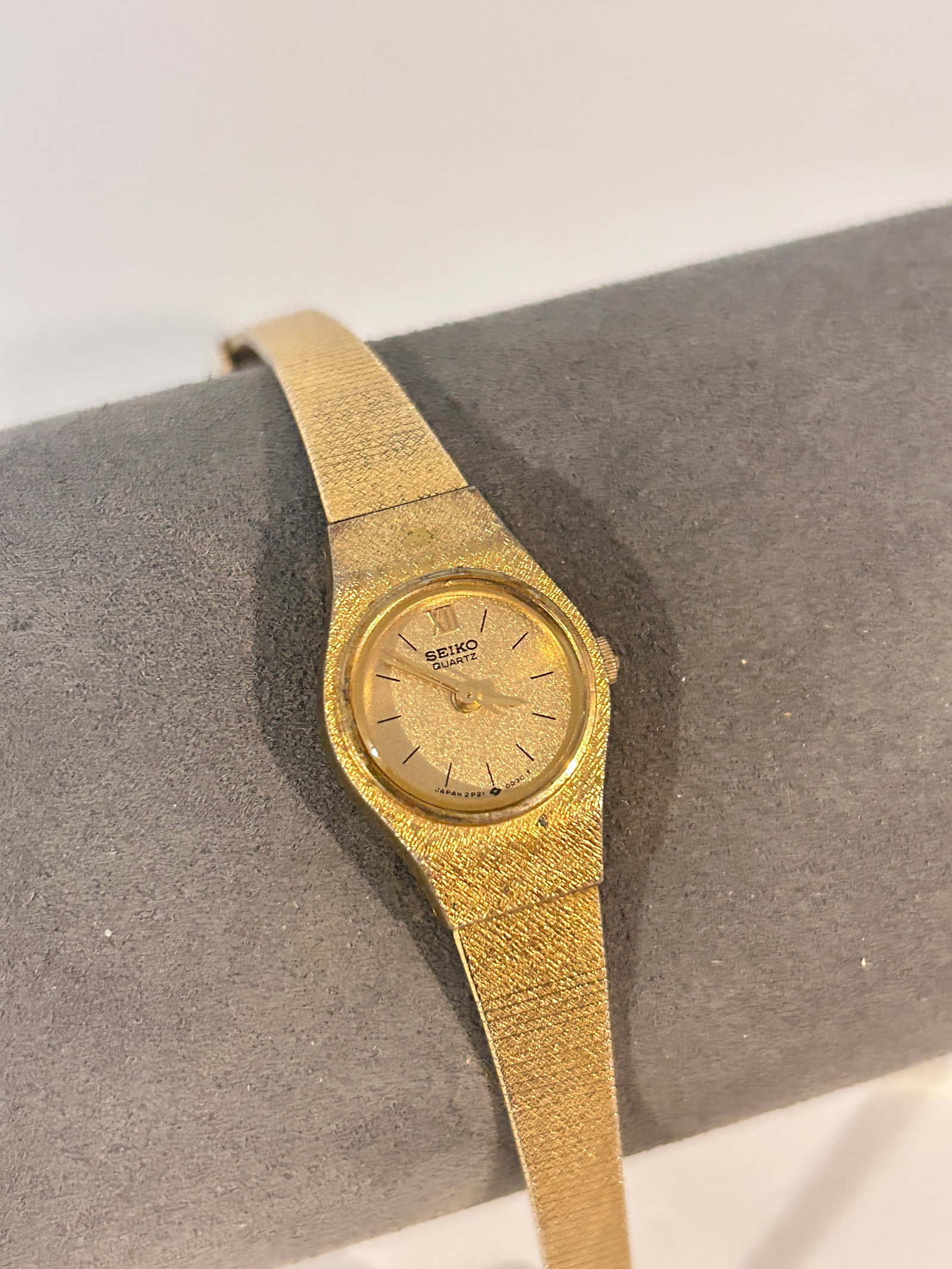 Seiko Watch Women 19mm Gold Dial Gold Tone Round 2P21-0A79 working: Seiko Watch Women 19mm Gold Dial Gold Tone Round 2P21-0A79 working Please view all photos as they are part of the description and condition of this Item, Feel free to contact me with questions or pict