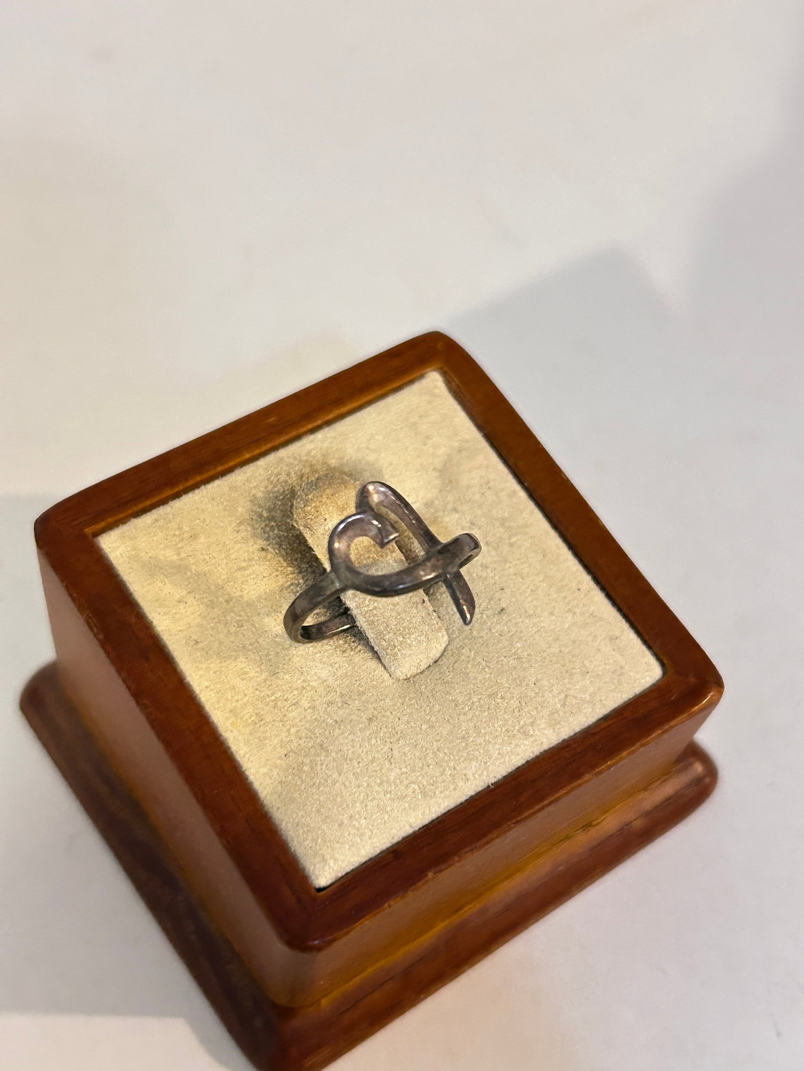 Vintage Sterling Silver Ring sz 6: Vintage Sterling Silver Ring sz 6 Please view all photos as they are part of the description and condition of this Item, Feel free to contact me with questions or picture requests! Used Item AS IS