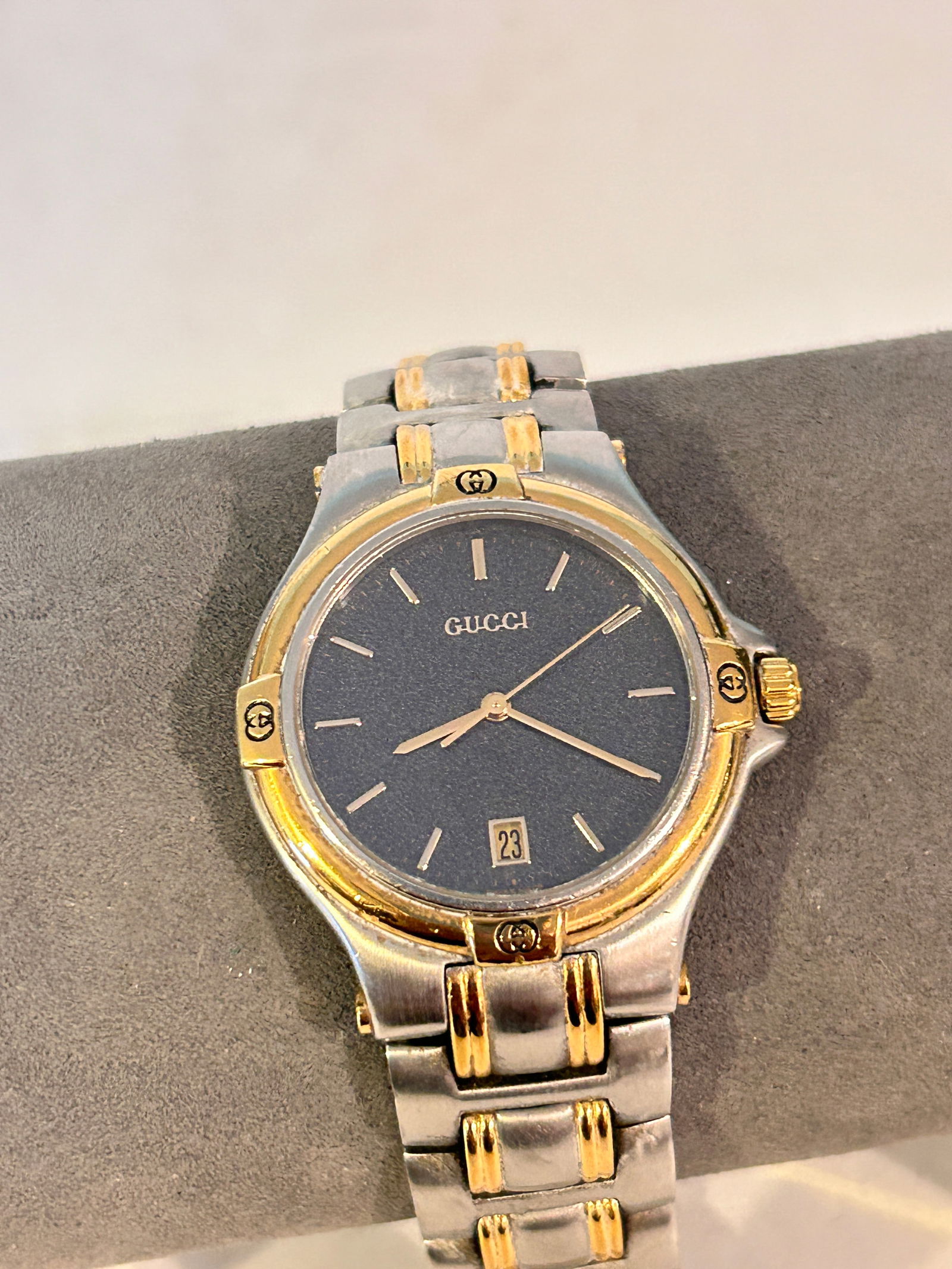 Gucci 9040M Watch Date Quartz Stainless Steel Gold Silver 37 5mm 18mm Working: Gucci 9040M Watch Date Quartz Stainless Steel Gold Silver 37 5mm 18mm Working Please view all photos as they are part of the description and condition of this Item, Feel free to contact me with questi