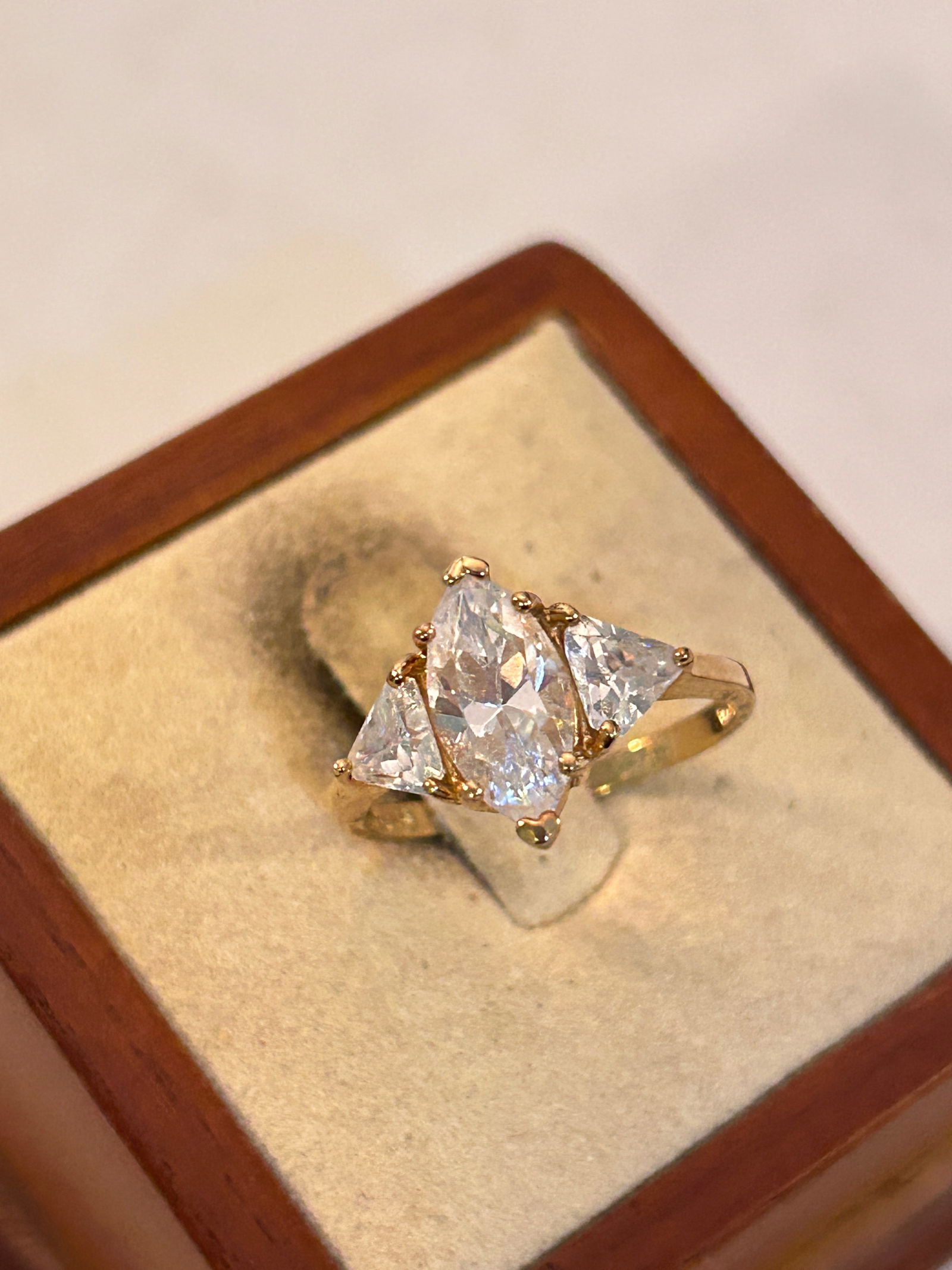 Vintage Sterling Silver CZ Ring Sz 8: Vintage Sterling Silver CZ Ring Sz 8 Please view all photos as they are part of the description and condition of this Item, Feel free to contact me with questions or picture requests! Used Item AS IS