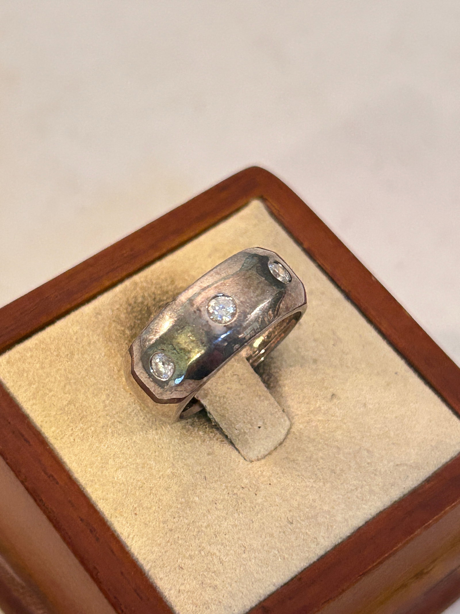 Vintage Sterling Silver Modernist Band Ring Sz 7: Vintage Sterling Silver Modernist Band Ring Sz 7 Please view all photos as they are part of the description and condition of this Item, Feel free to contact me with questions or picture requests! Used