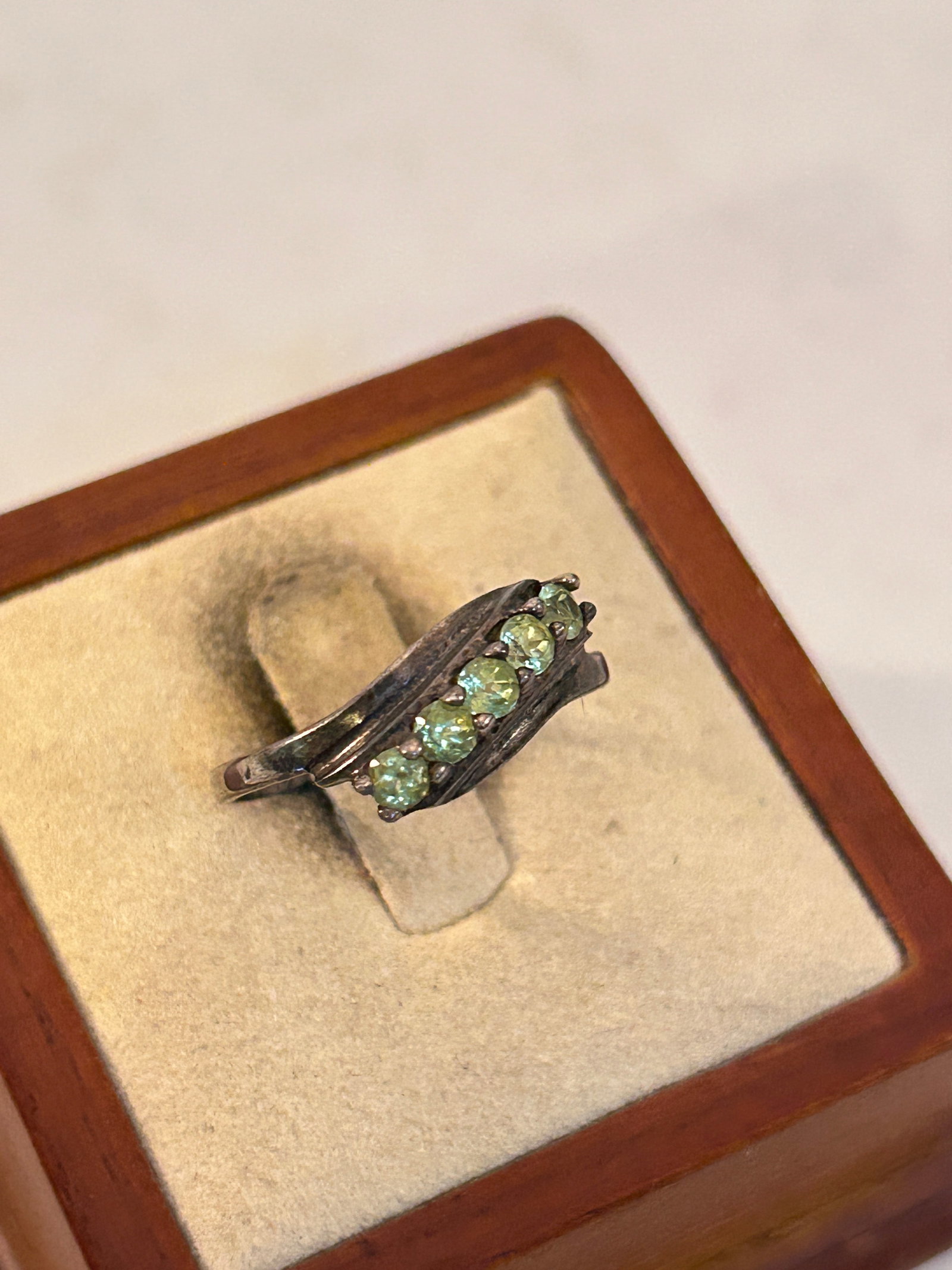 Vintage Sterling Silver CA green Spinel Ring Sz 9: Vintage Sterling Silver CA green Spinel Ring Sz 9 Please view all photos as they are part of the description and condition of this Item, Feel free to contact me with questions or picture requests! Use