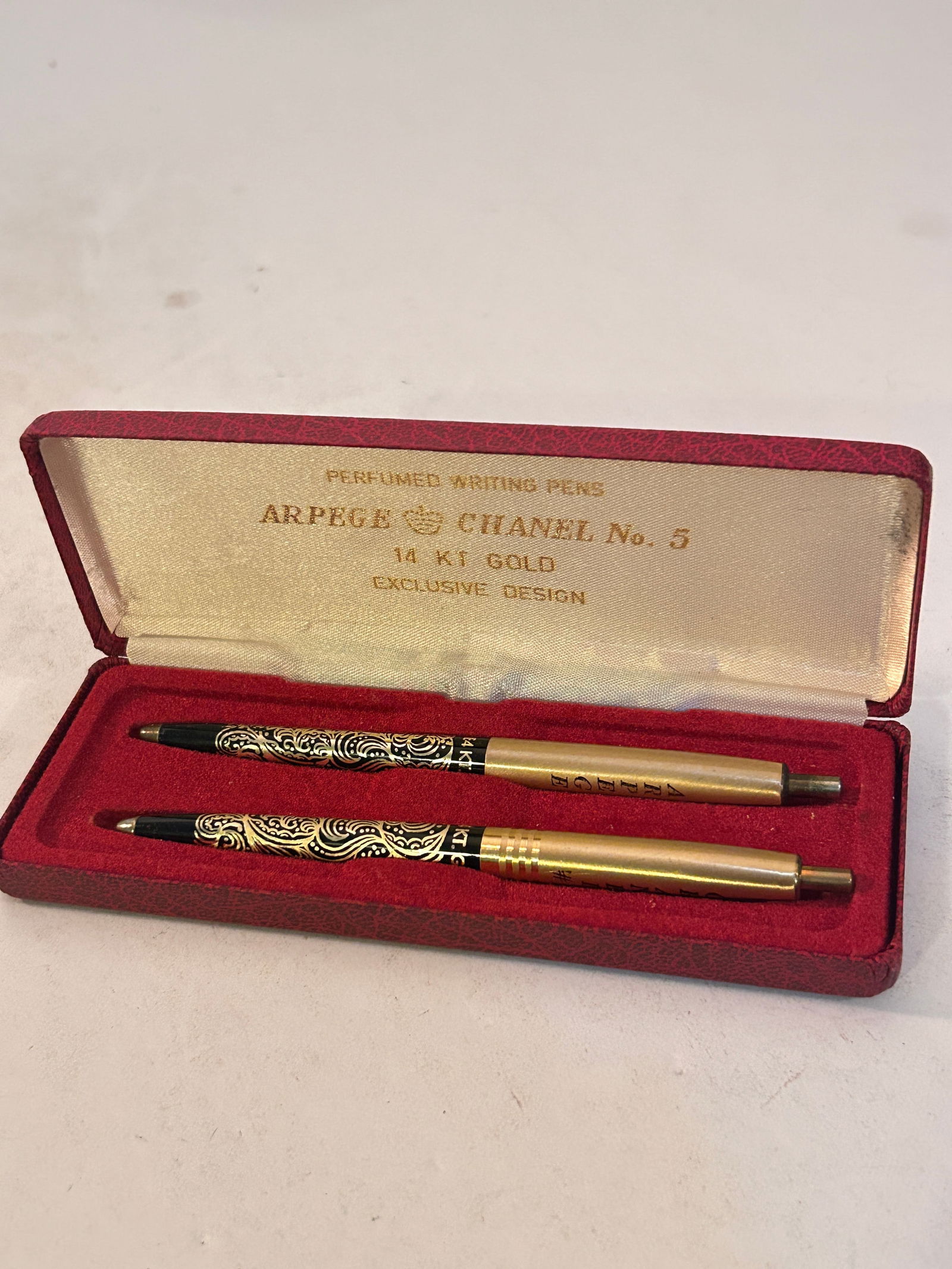 Arpege Chanel No. 5 14k Gold Filigree Ballpoint Pen Set w Original Case: Arpege Chanel No. 5 14k Gold Filigree Ballpoint Pen Set w Original Case Please view all photos as they are part of the description and condition of this Item, Feel free to contact me with questions or