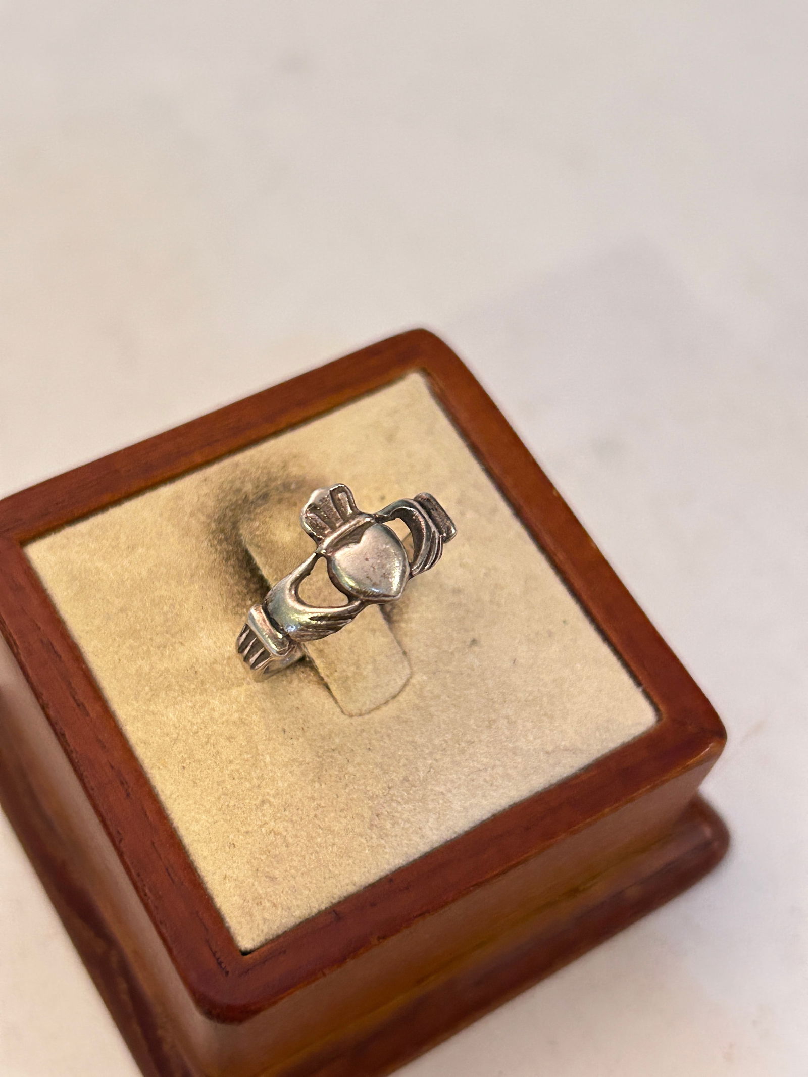 Vintage Sterling Silver Irish Claddagh Ring size 7: Vintage Sterling Silver Irish Claddagh Ring size 7 Please view all photos as they are part of the description and condition of this Item, Feel free to contact me with questions or picture requests! Us