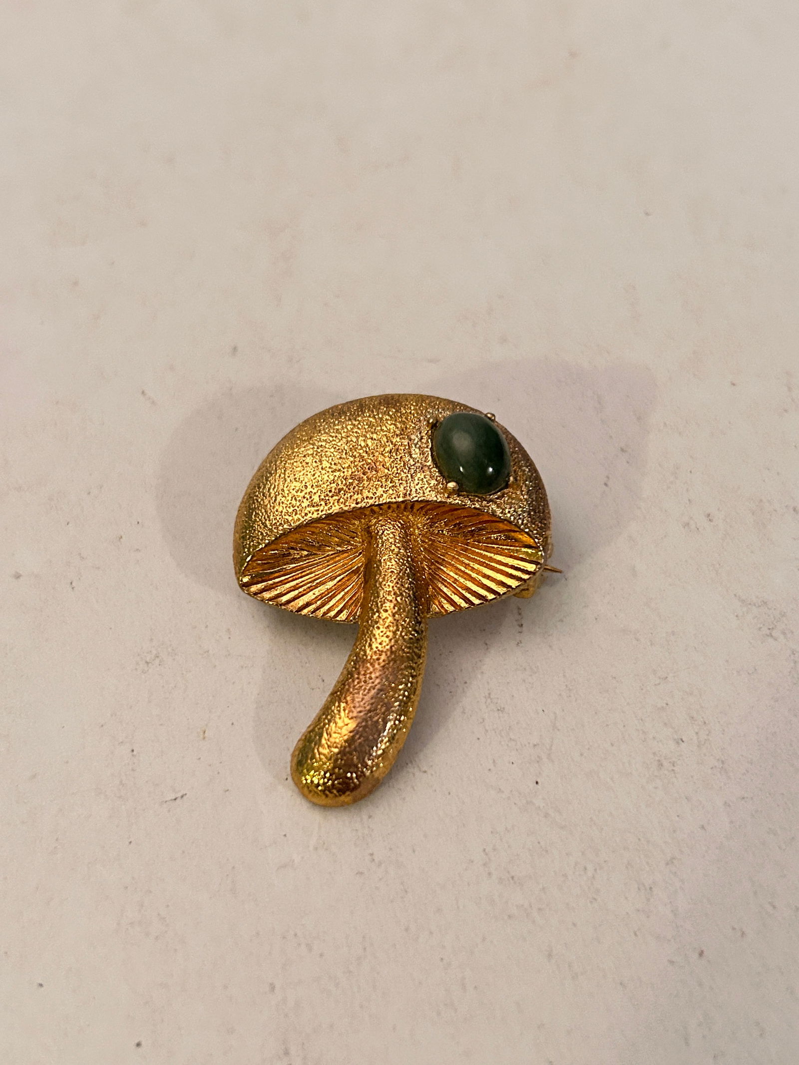 Vintage Mushroom green stone Brooch: Vintage Mushroom green stone Brooch Please view all photos as they are part of the description and condition of this Item, Feel free to contact me with questions or picture requests! Used Item AS IS