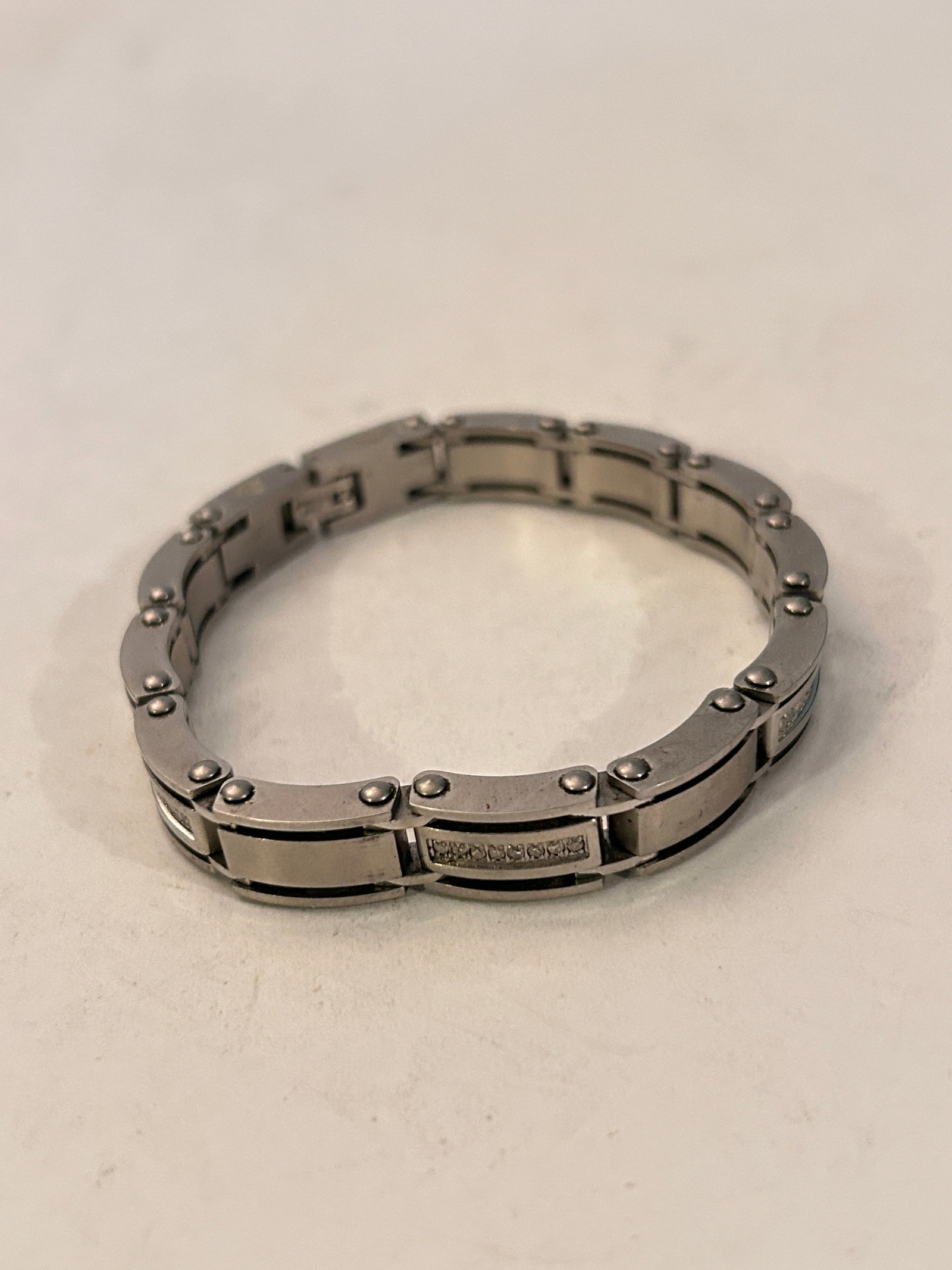 Vintage Stainless Steel Bracelet 9": Vintage Stainless Steel Bracelet 9" Please view all photos as they are part of the description and condition of this Item, Feel free to contact me with questions or picture requests! Used Item AS IS