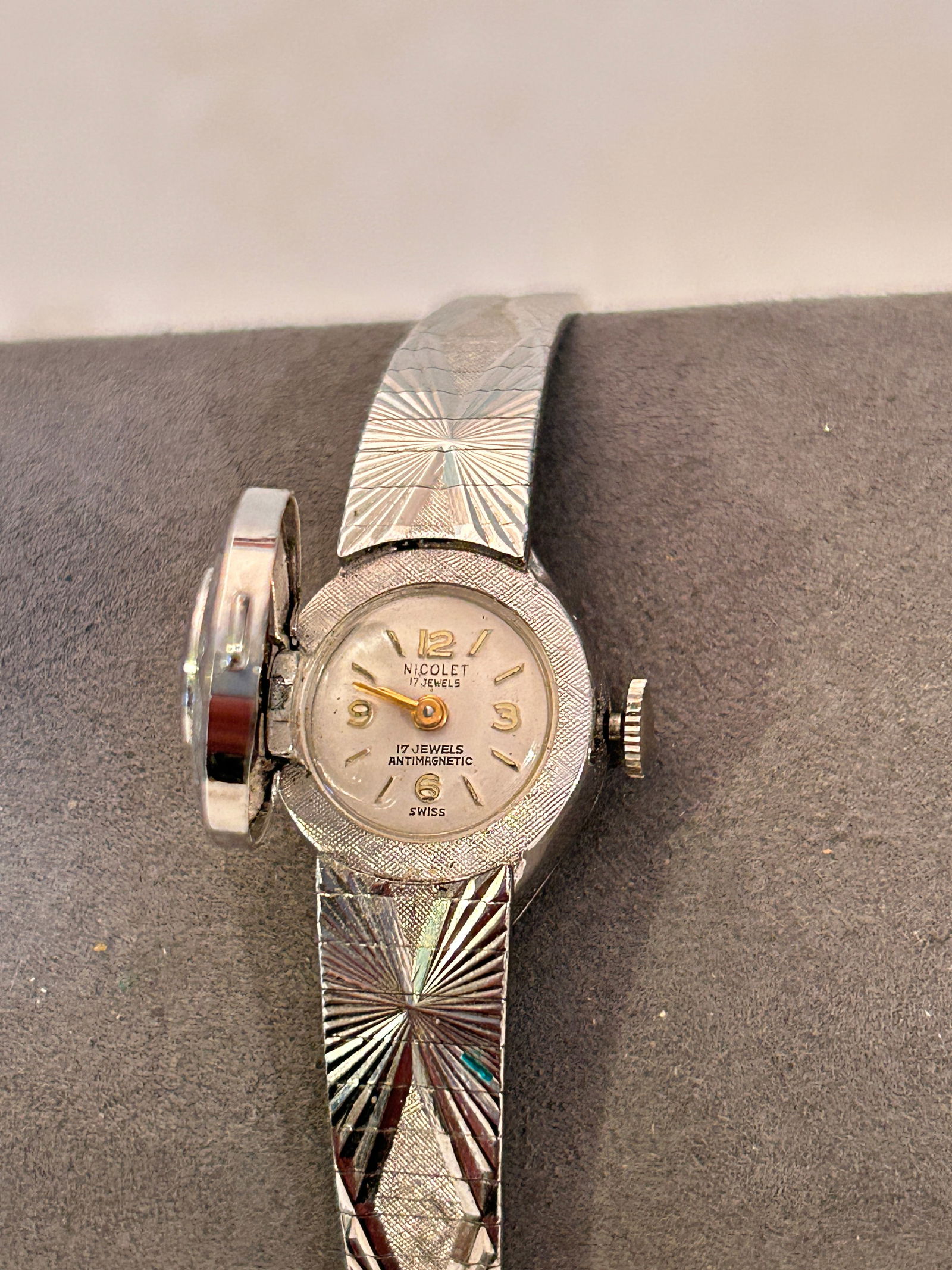 Vintage Nicolet Women's Mech Working Watch: Vintage Nicolet Women's Mech Working Watch Please view all photos as they are part of the description and condition of this Item, Feel free to contact me with questions or picture requests! Used Item