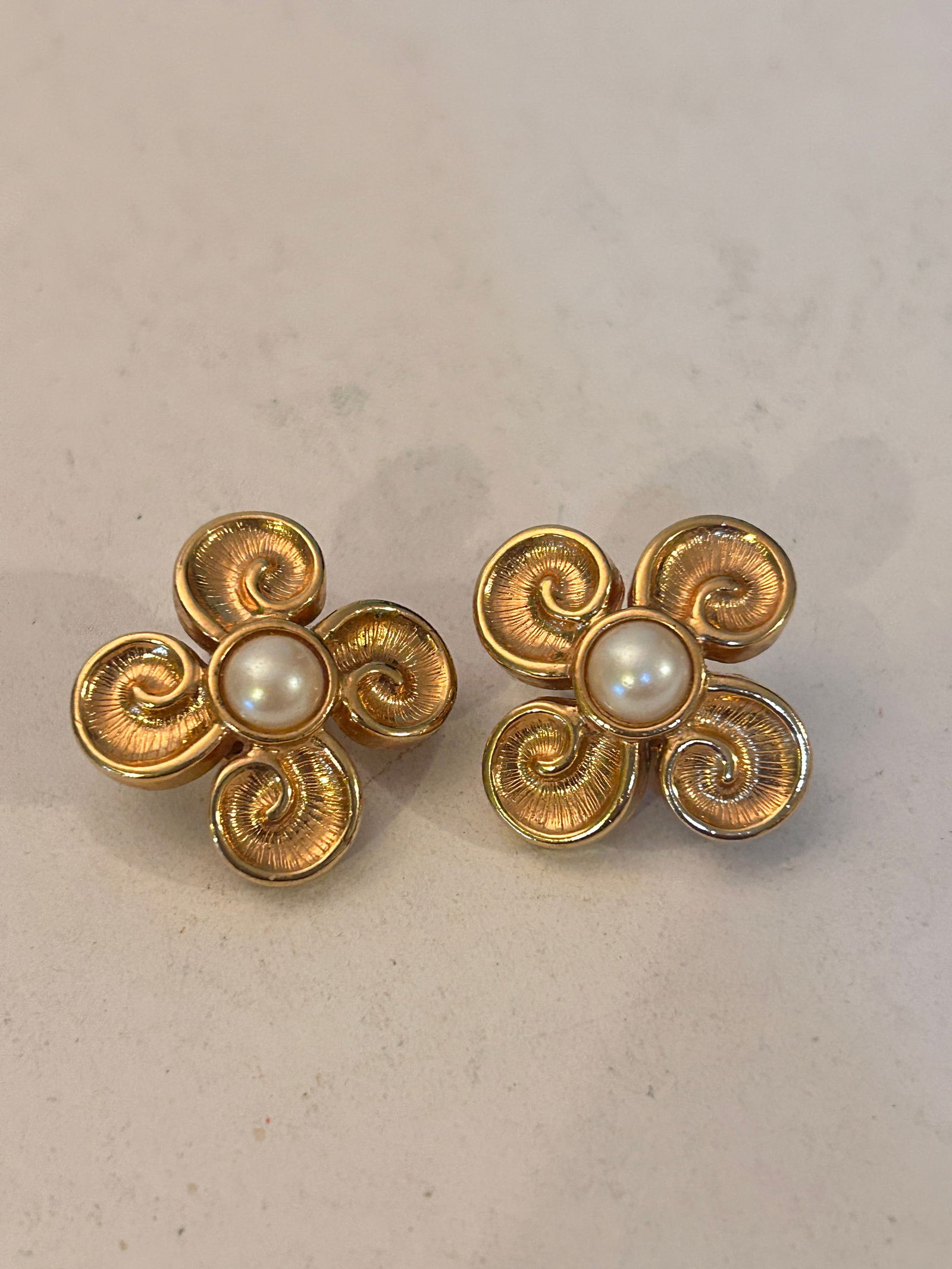 Vintage Gold Tone Faux Pearl Earrings: Vintage Gold Tone Faux Pearl Earrings Please view all photos as they are part of the description and condition of this Item, Feel free to contact me with questions or picture requests! Used Item AS IS