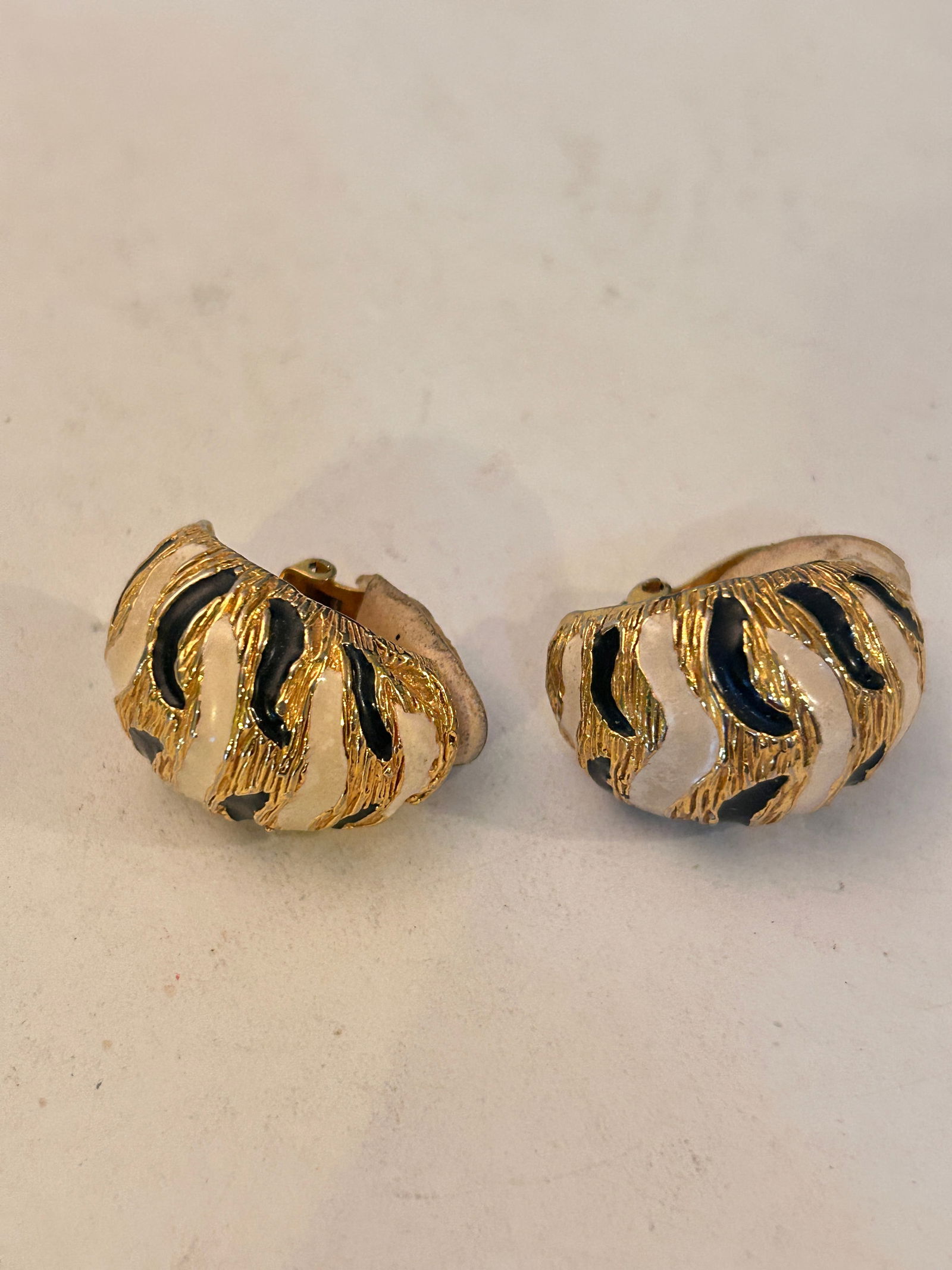 Vintage Maresca Gold Tone Enamel Earrings: Vintage Maresca Gold Tone Enamel Earrings Please view all photos as they are part of the description and condition of this Item, Feel free to contact me with questions or picture requests! Used Item A