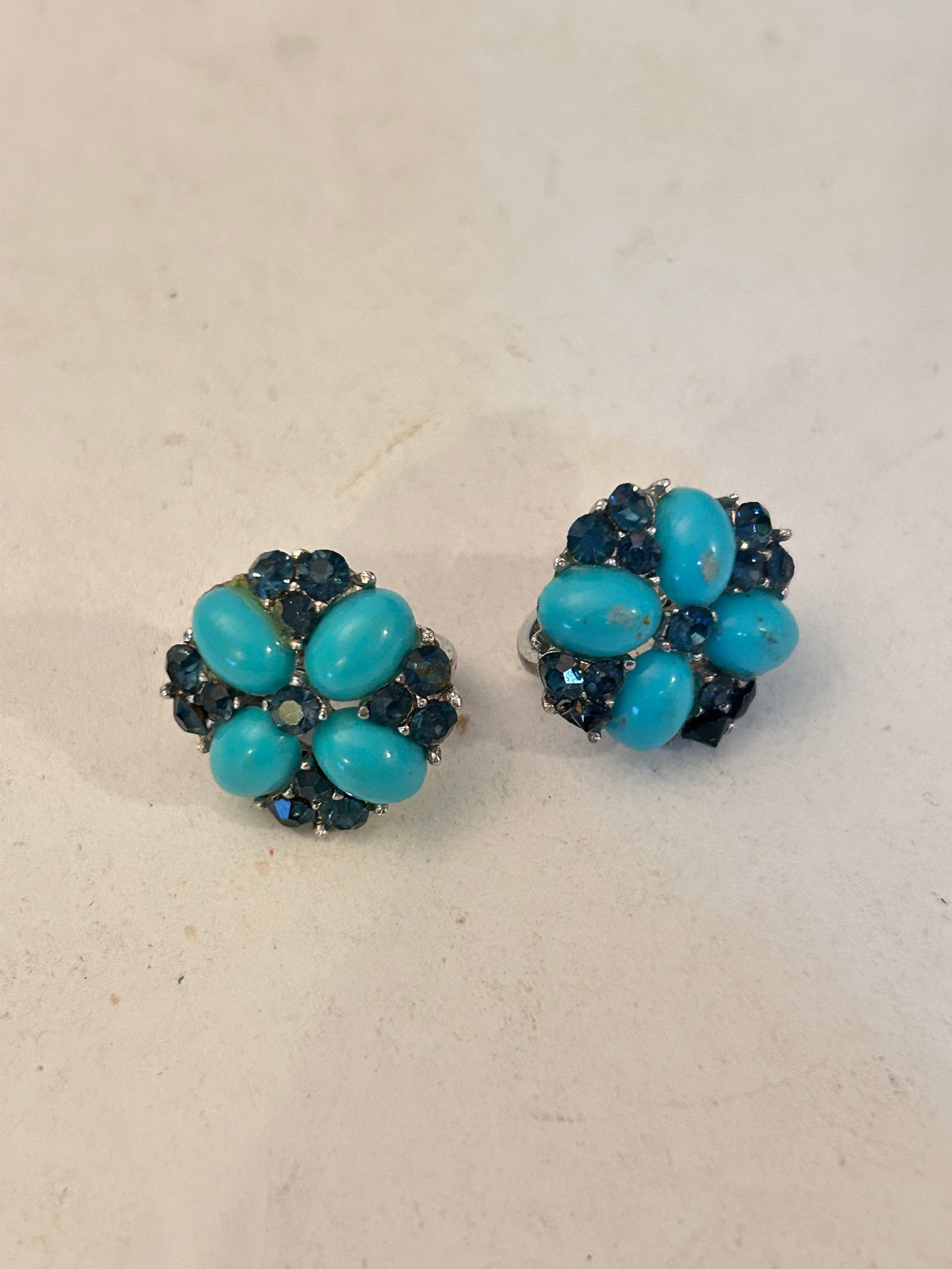 Crown Trifari Vintage Clip on Earrings Turquoise blue Rhinestones: Crown Trifari Vintage Clip on Earrings Turquoise blue Rhinestones Please view all photos as they are part of the description and condition of this Item, Feel free to contact me with questions or pictu