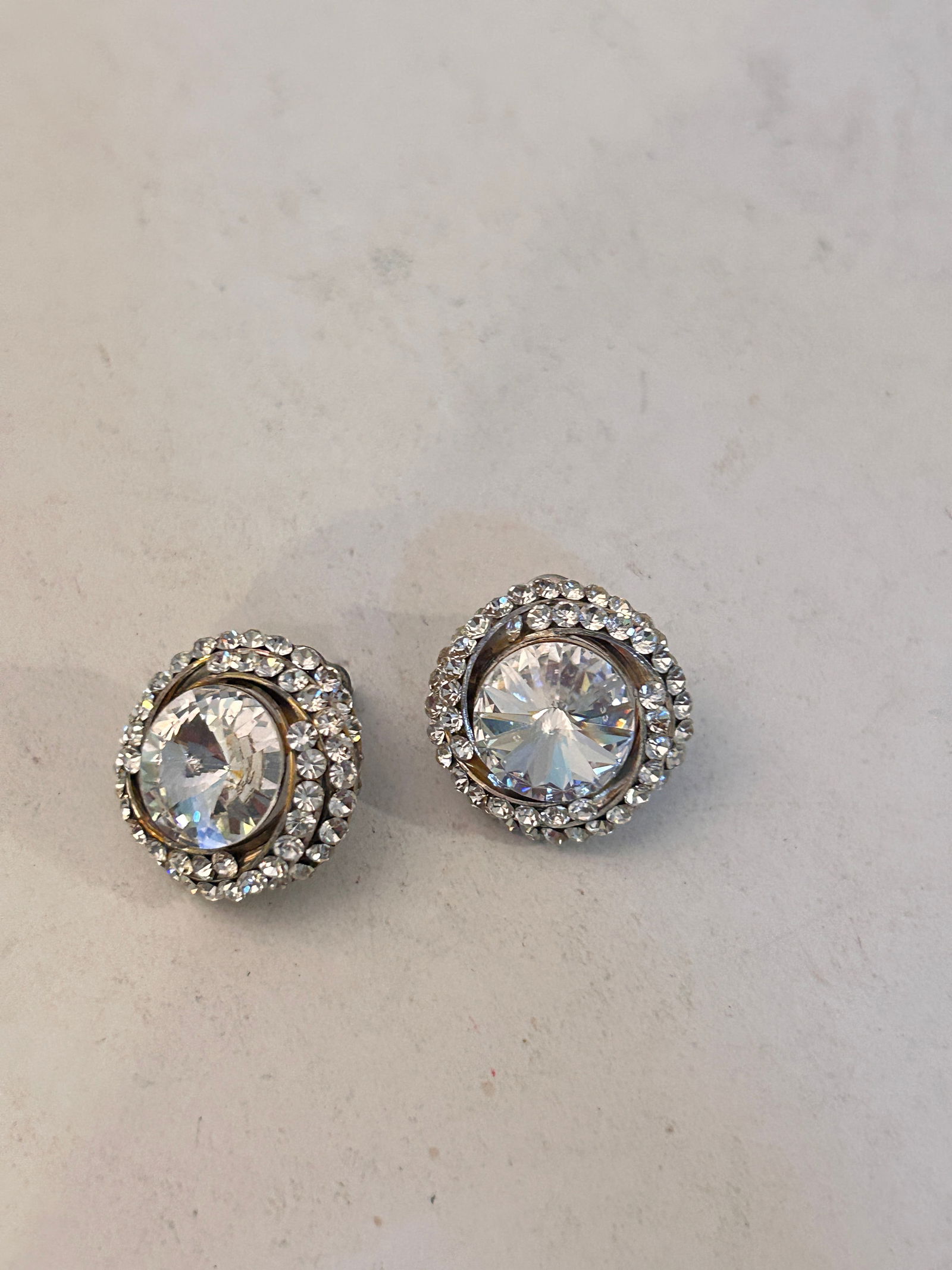 Vintage Silver Tone rhinestone Earrings: Vintage Silver Tone rhinestone Earrings Please view all photos as they are part of the description and condition of this Item, Feel free to contact me with questions or picture requests! Used Item AS
