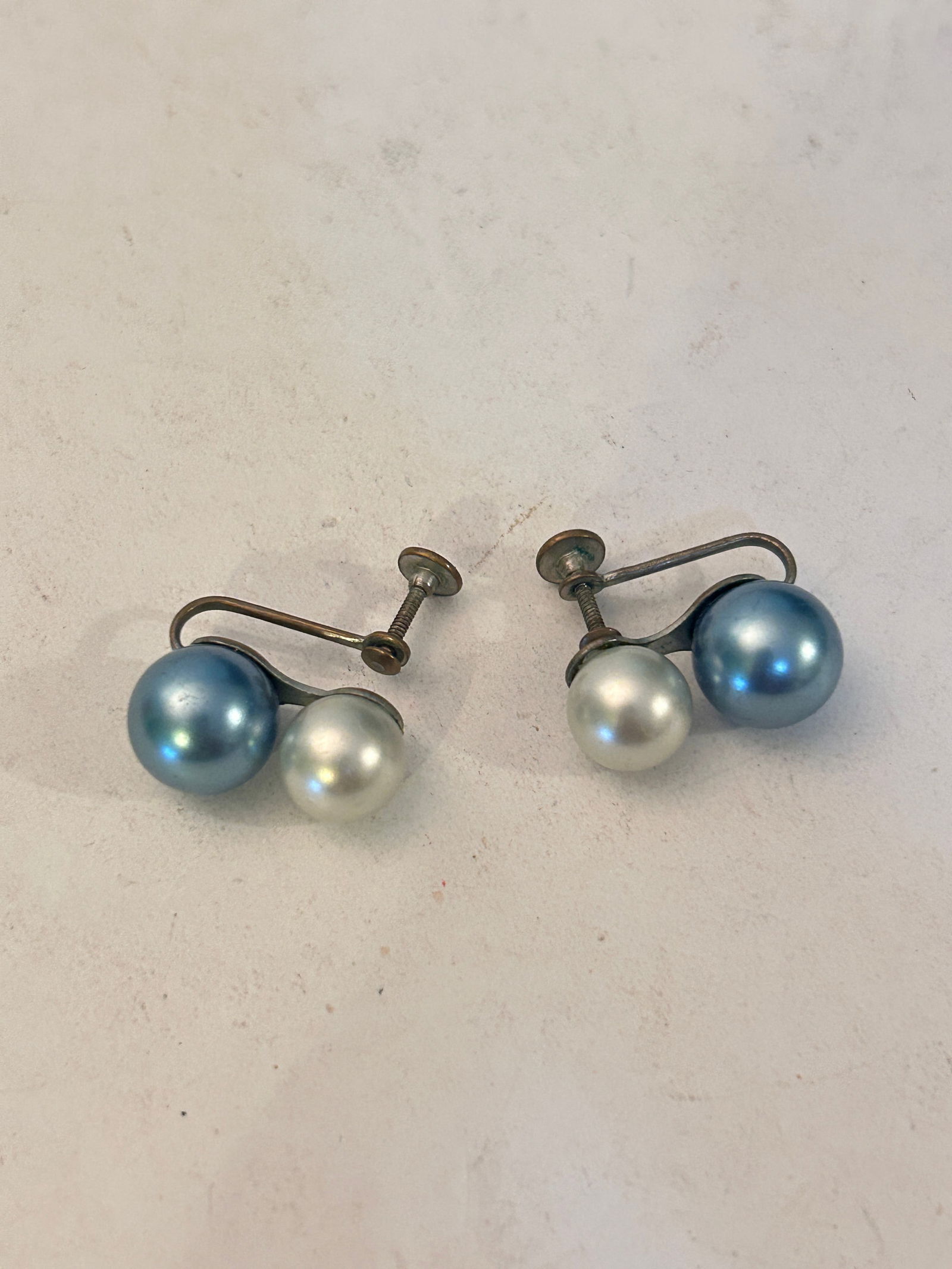 Vintage Silver Tone Faux Pearl Earrings: Vintage Silver Tone Faux Pearl Earrings Please view all photos as they are part of the description and condition of this Item, Feel free to contact me with questions or picture requests! Used Item AS