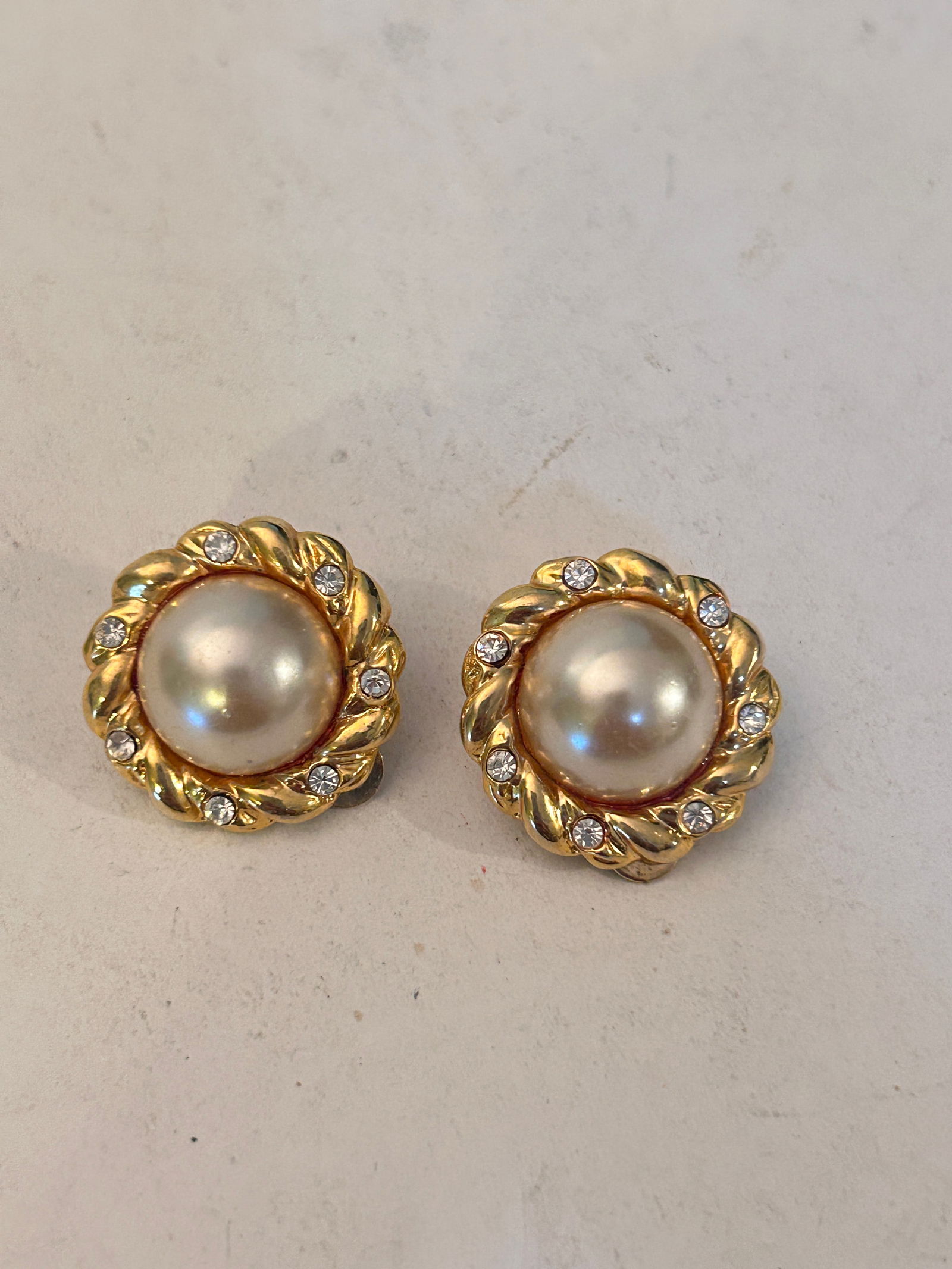 Vintage Gold Tone Faux Pearl rhinestone Earrings: Vintage Gold Tone Faux Pearl rhinestone Earrings Please view all photos as they are part of the description and condition of this Item, Feel free to contact me with questions or picture requests! Used