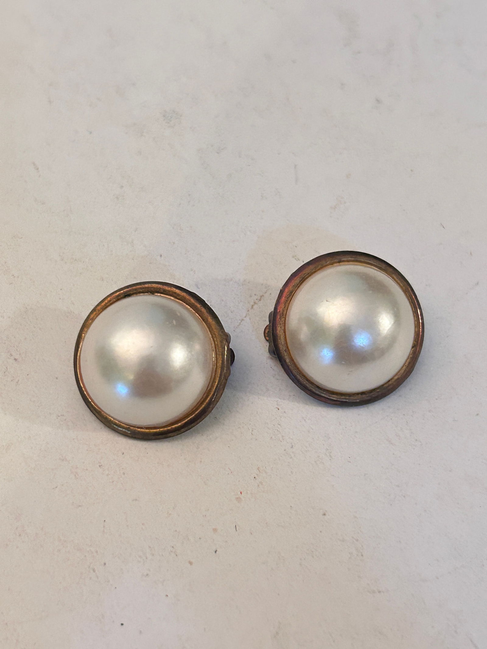 Vintage Gold Tone Faux Pearl Earrings: Vintage Gold Tone Faux Pearl Earrings Please view all photos as they are part of the description and condition of this Item, Feel free to contact me with questions or picture requests! Used Item AS IS