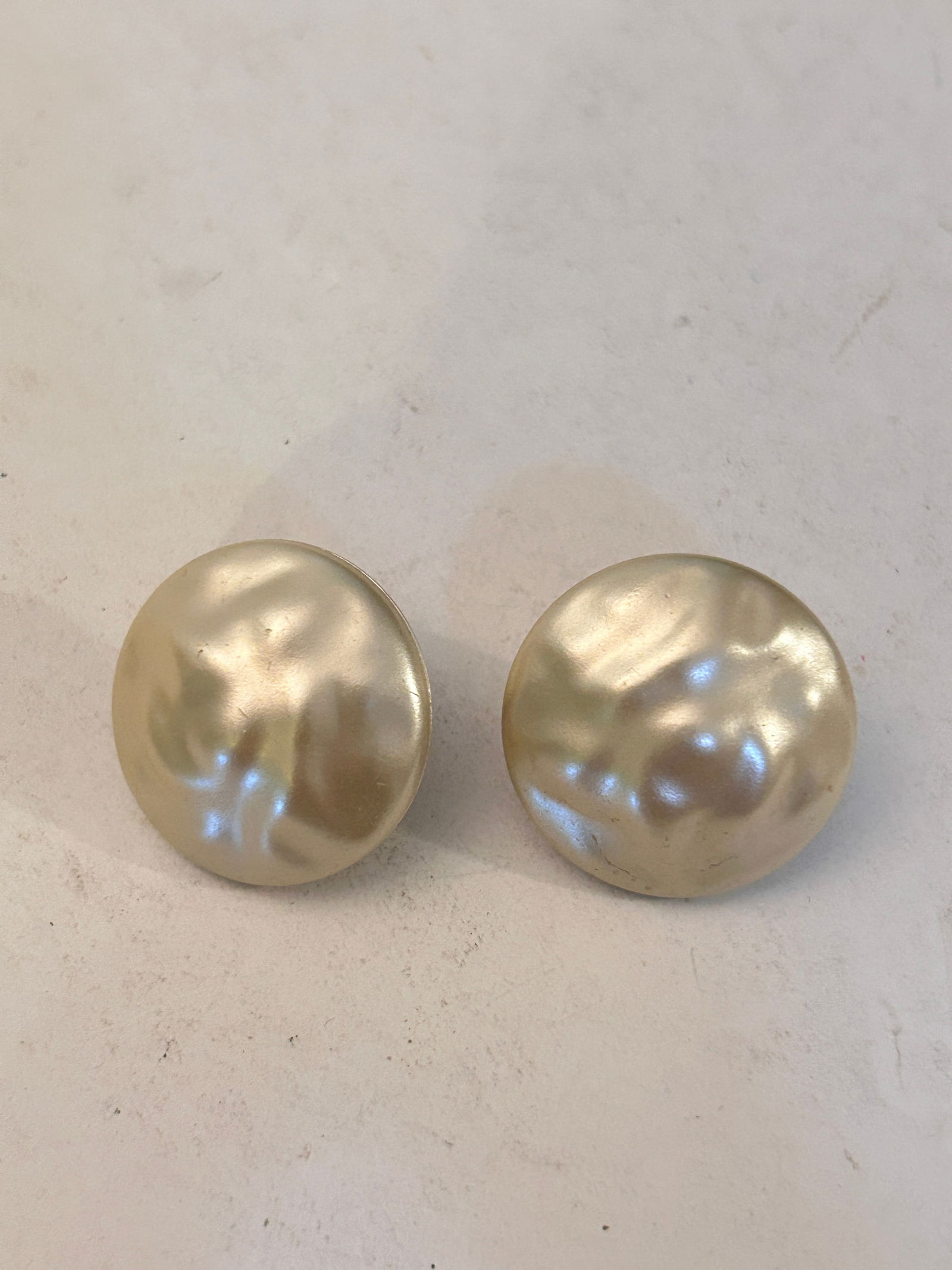 Vintage Faux Pearl Earrings: Vintage Faux Pearl Earrings Please view all photos as they are part of the description and condition of this Item, Feel free to contact me with questions or picture requests! Used Item AS IS