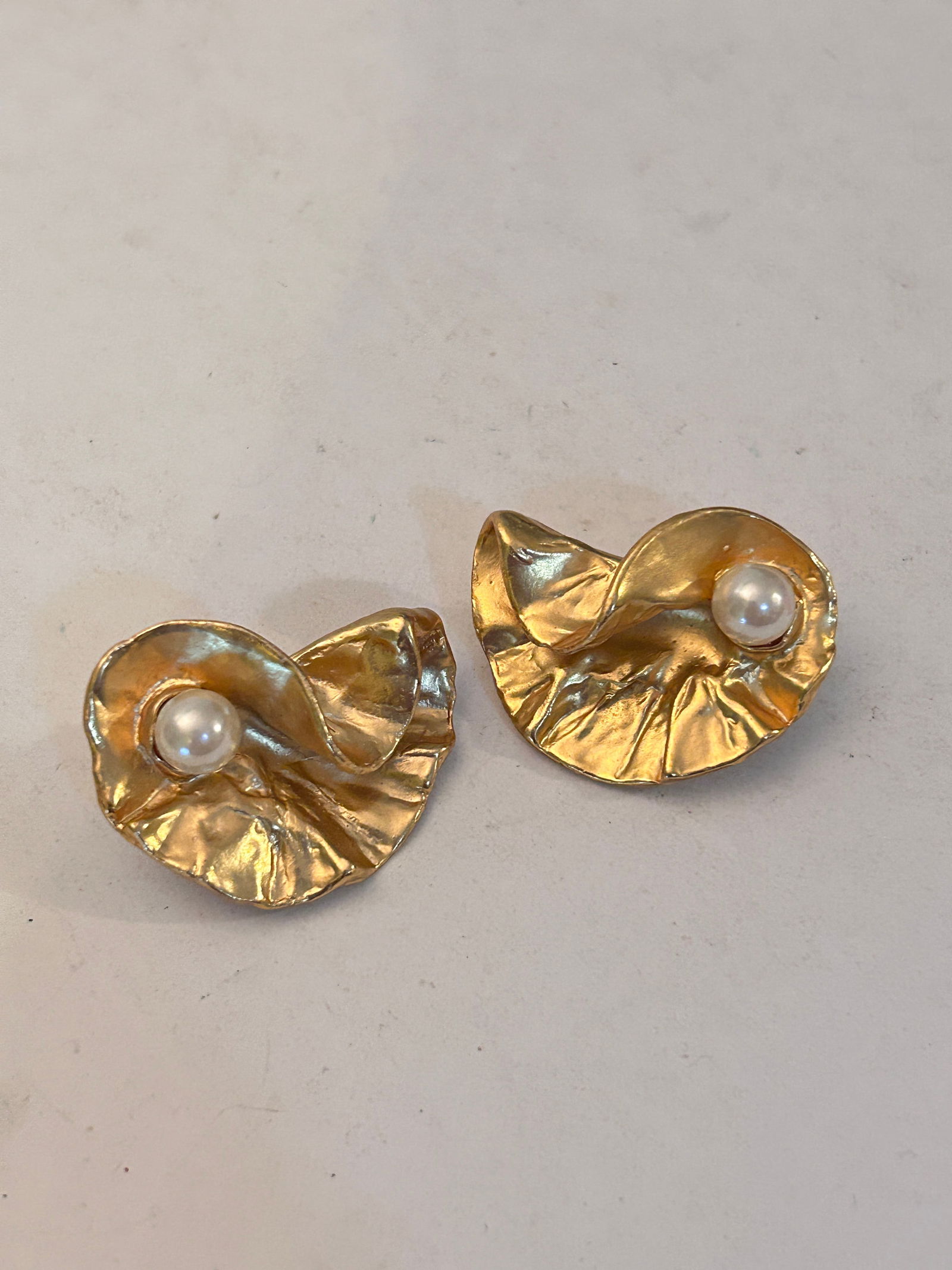 Vintage Gold Tone Faux Pearl Earrings: Vintage Gold Tone Faux Pearl Earrings Please view all photos as they are part of the description and condition of this Item, Feel free to contact me with questions or picture requests! Used Item AS IS