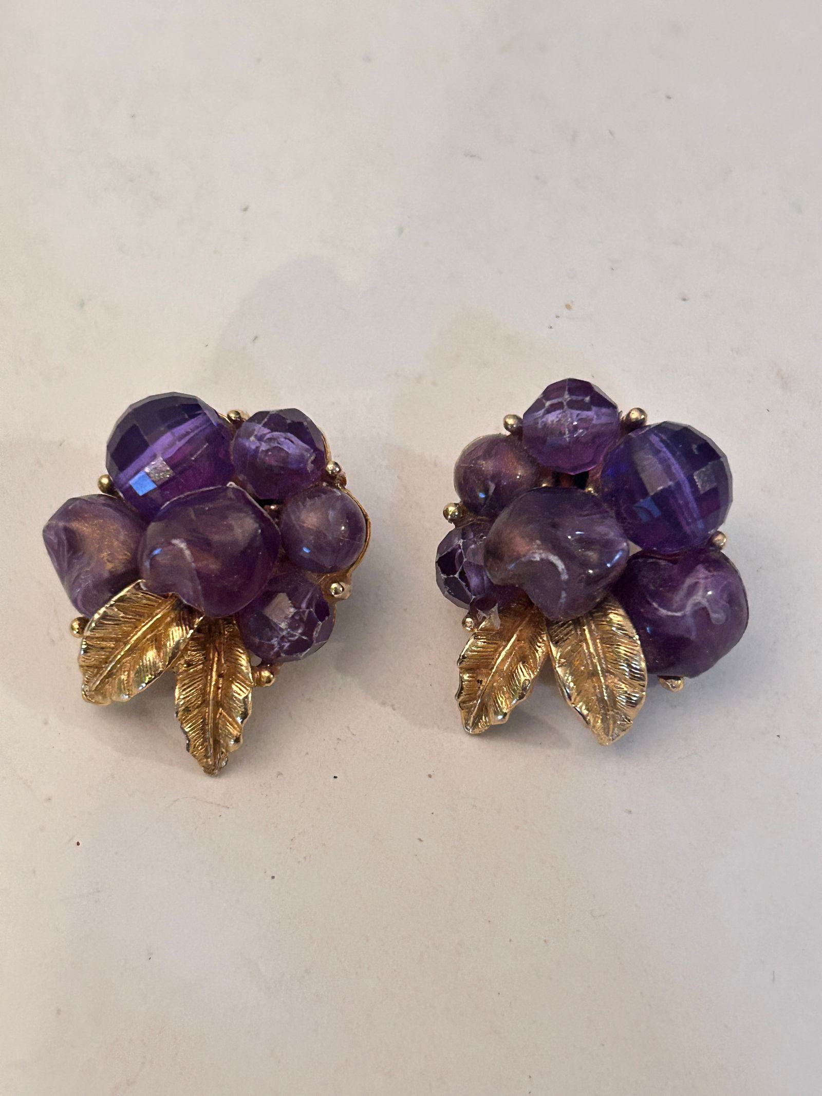 Vintage Gold Tone Purple ART BEAD Earrings: Vintage Gold Tone Purple ART BEAD Earrings Please view all photos as they are part of the description and condition of this Item, Feel free to contact me with questions or picture requests! Used Item
