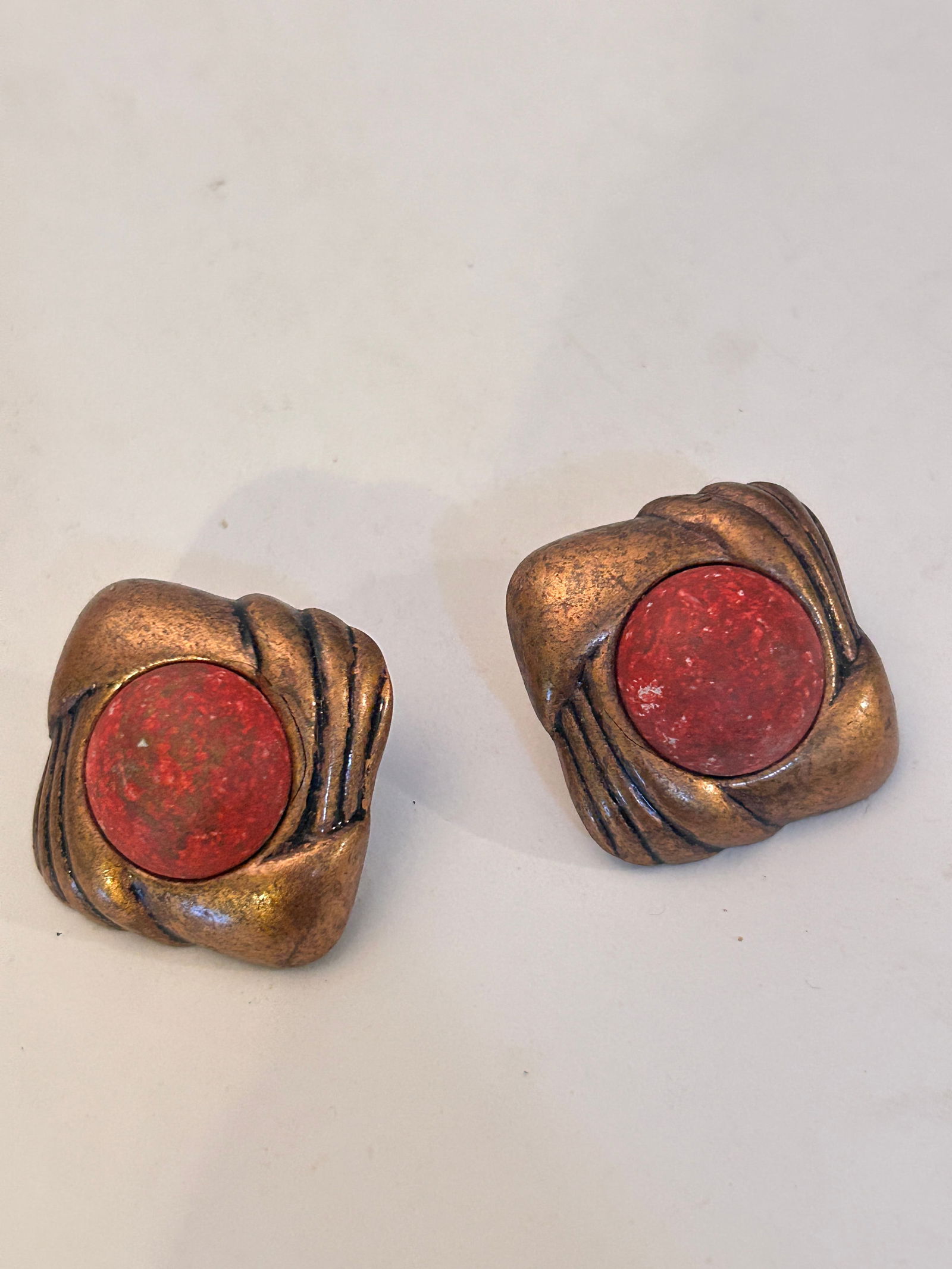 Vintage Copper Tone Earrings: Vintage Copper Tone Earrings Please view all photos as they are part of the description and condition of this Item, Feel free to contact me with questions or picture requests! Used Item AS IS