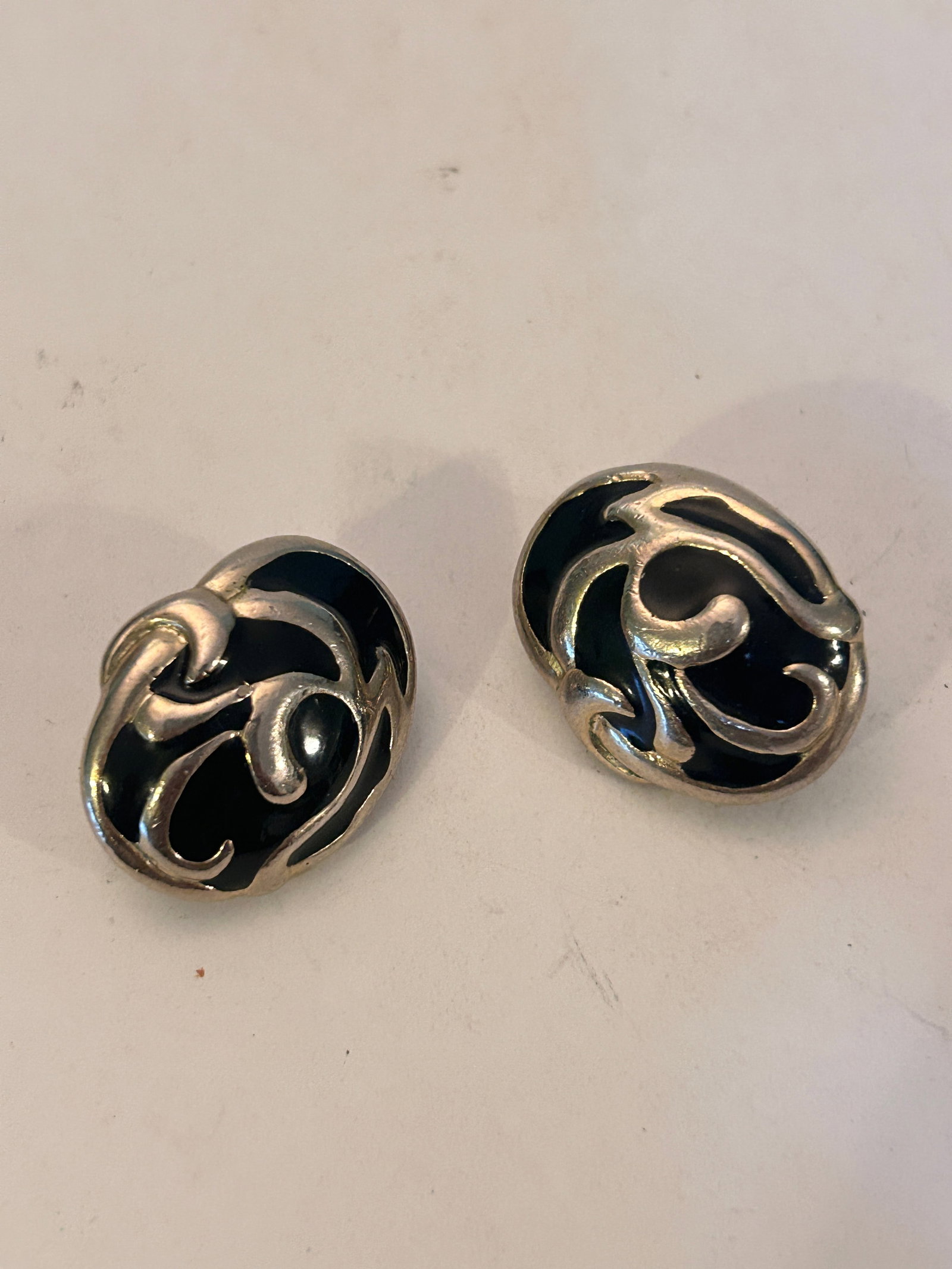 Vintage silver tone enamel Earrings: Vintage silver tone enamel Earrings Please view all photos as they are part of the description and condition of this Item, Feel free to contact me with questions or picture requests! Used Item AS IS