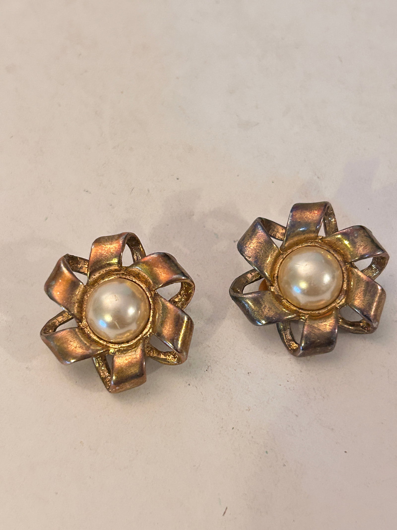 Vintage Gold Tone Faux Pearl Earrings: Vintage Gold Tone Faux Pearl Earrings Please view all photos as they are part of the description and condition of this Item, Feel free to contact me with questions or picture requests! Used Item AS IS