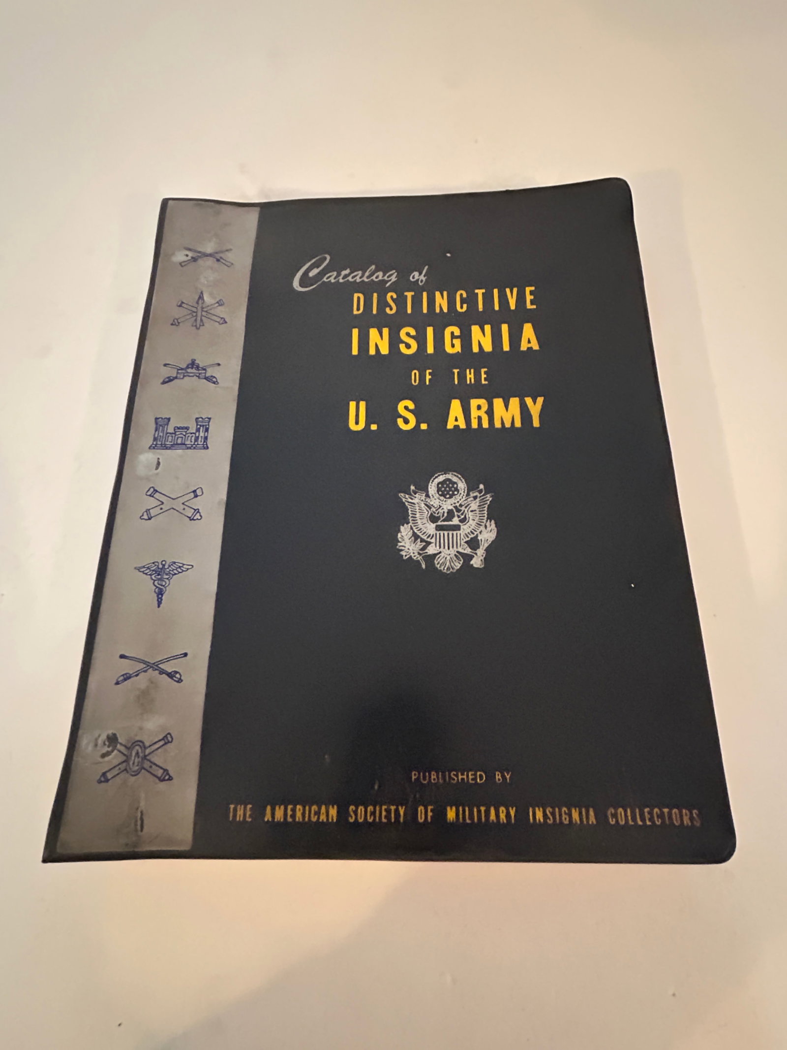 U.S. Army Distinctive Insignia Pins Catalog: U.S. Army Distinctive Insignia Pins Catalog Please view all photos as they are part of the description and condition of this Item, Feel free to contact me with questions or picture requests! Used Item