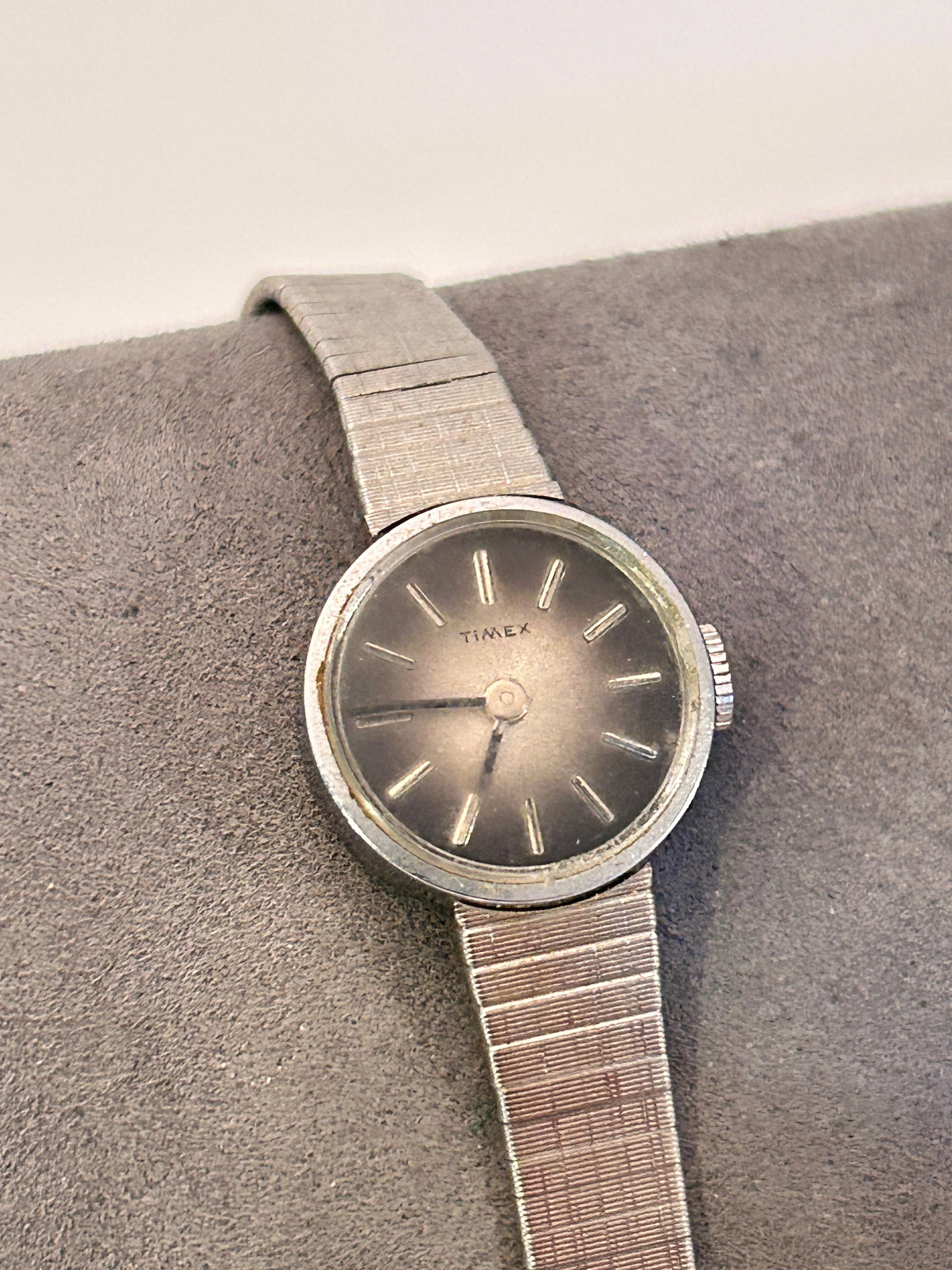 1974 Vintage Timex Gray Dial 17J Hand Wound Women’s Dress Watch: 1974 Vintage Timex Gray Dial 17J Hand Wound Women’s Dress Watch Please view all photos as they are part of the description and condition of this Item, Feel free to contact me with questions or pictu