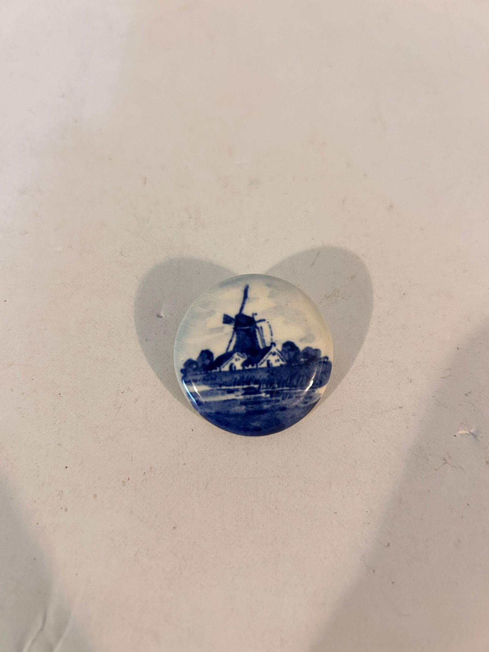 Vintage Holland Delf Brooch: Vintage Holland Delf Brooch Please view all photos as they are part of the description and condition of this Item, Feel free to contact me with questions or picture requests! Used Item AS IS