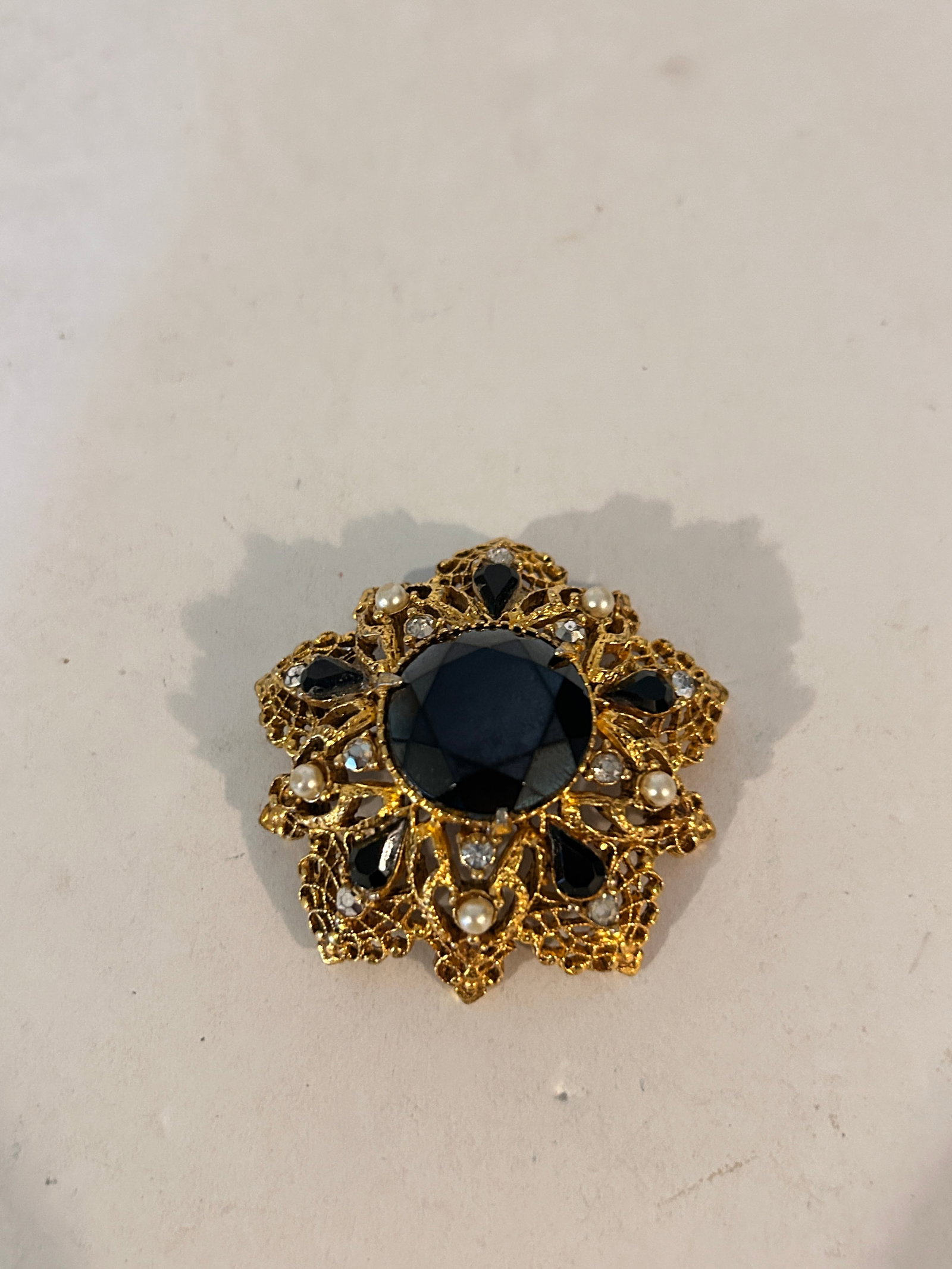 VIntage Florenza signed filigree Gold Tone Brooch: VIntage Florenza signed filigree Gold Tone Brooch Please view all photos as they are part of the description and condition of this Item, Feel free to contact me with questions or picture requests! Use