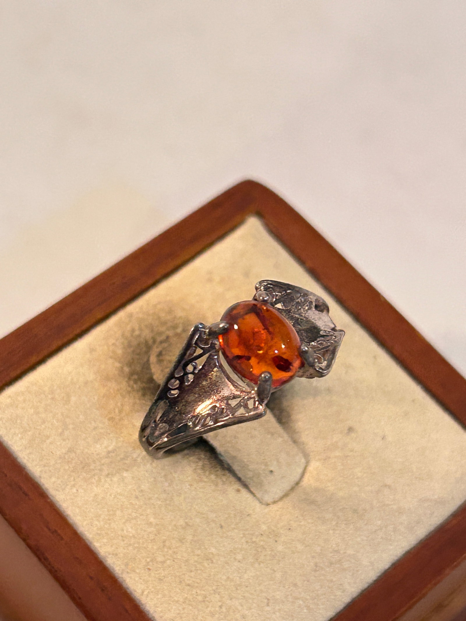 Vintage Sterling Silver UTC Amber Filigree Ring Sz 10: Vintage Sterling Silver UTC Amber Filigree Ring Sz 10 Please view all photos as they are part of the description and condition of this Item, Feel free to contact me with questions or picture requests!